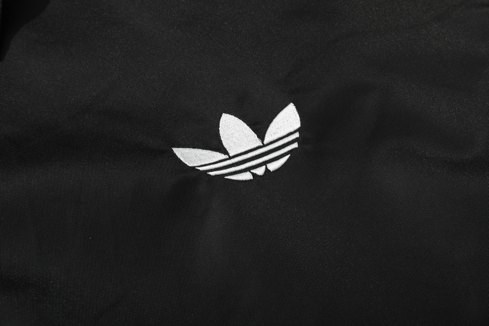 供货价:80💰『泉州贸易货』精选市场爆品,深秋必入款,原包装+原吊牌      (绣花，三标一致面料，尼龙斜，里料，聚脂纤维)    
专柜同款上市，本季主打，货源充足，放心主推，高端品质，即转即卖
【品牌】SY
【款号】8063翻领风衣绣
【颜色】黑色  紫色
【尺码】S-2XL