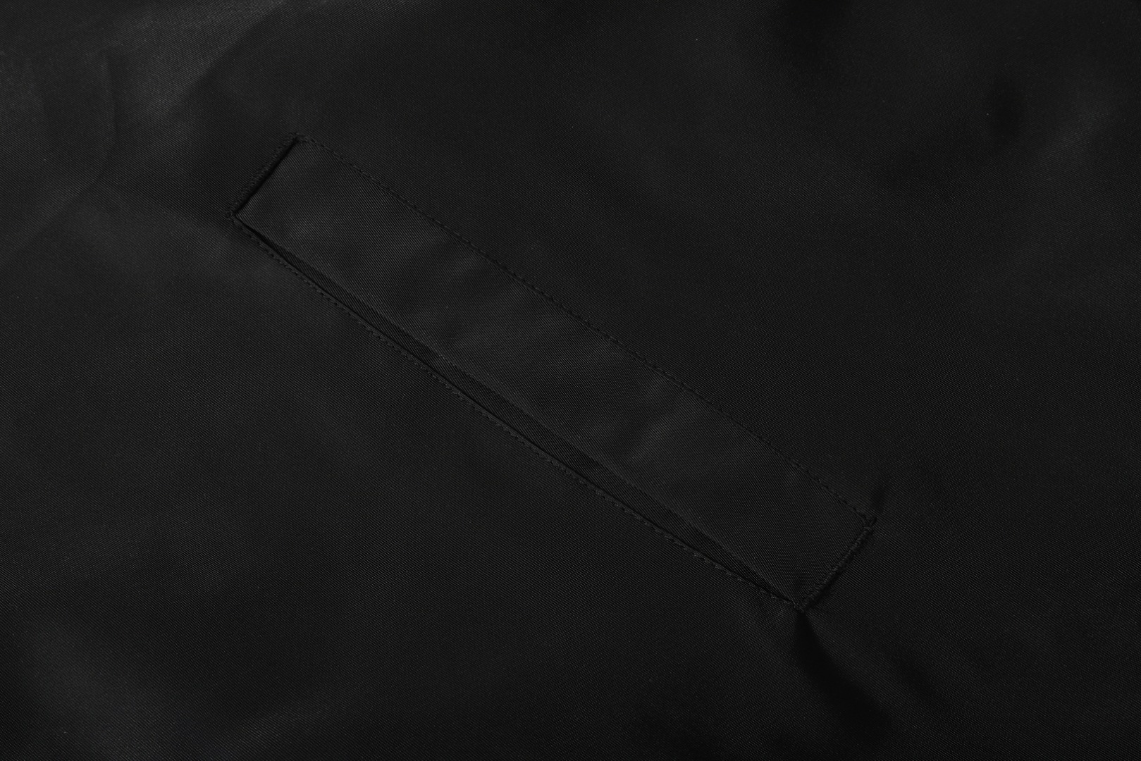 供货价:80💰『泉州贸易货』精选市场爆品,深秋必入款,原包装+原吊牌      (绣花，三标一致面料，尼龙斜，里料，聚脂纤维)    
专柜同款上市，本季主打，货源充足，放心主推，高端品质，即转即卖
【品牌】SY
【款号】8063翻领风衣绣
【颜色】黑色  紫色
【尺码】S-2XL