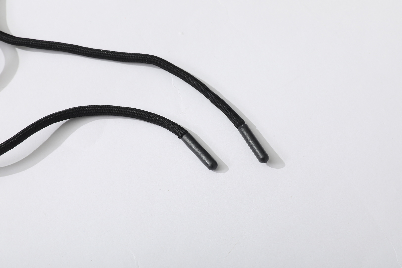 供货价:80💰『泉州贸易货』精选市场爆品,深秋必入款,原包装+原吊牌      (绣花，三标一致面料，尼龙斜，里料，聚脂纤维)    
专柜同款上市，本季主打，货源充足，放心主推，高端品质，即转即卖
【品牌】SY
【款号】8063翻领风衣绣
【颜色】黑色  紫色
【尺码】S-2XL