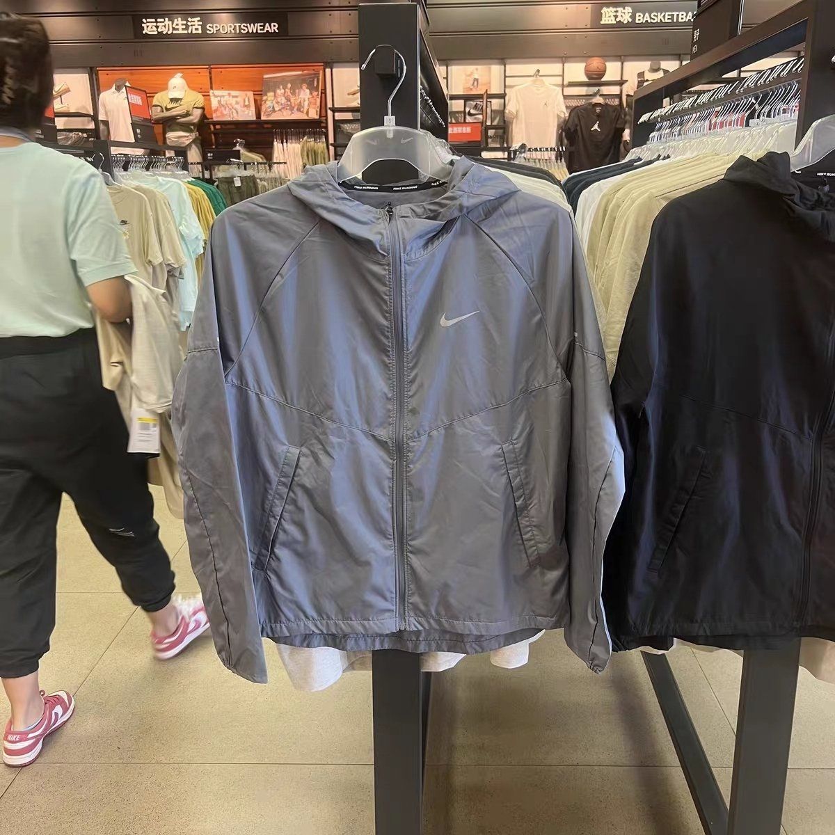 【莆田品质篇】售价:75💰莆田物流品质♻️实物拍摄如图所示不断货版本,原标吊牌专柜同款上市，本季主打，货源充足，放心主推，高端品质，即转即卖
【品牌】NK
【款号】DD4747防晒服印
【颜色】黑色   灰色 
【尺码】S~2XL