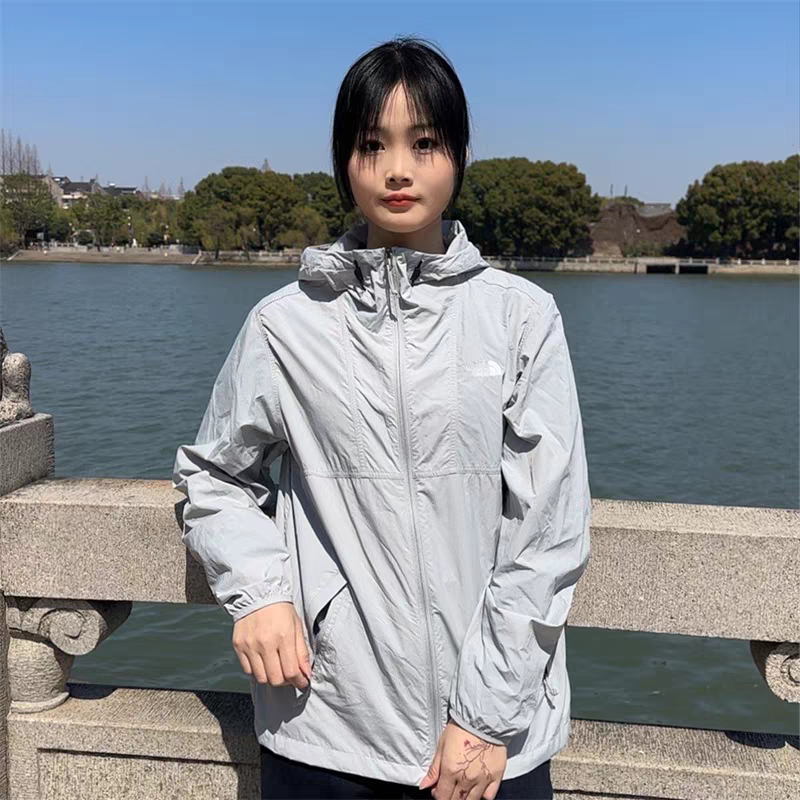 售价:80💰海南免税篇❇️市场最高版(专柜热销款,博主直销)代购品质专柜同款上市，本季主打，货源充足，放心主推，高端品质，即转即卖
【品牌】BM
【款号】NFOA8EZ-Y2连帽皮肤衣绣
【颜色】灰色 黑色 咖色 军绿
【尺码】M~2XL	