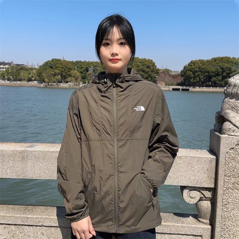 售价:80💰海南免税篇❇️市场最高版(专柜热销款,博主直销)代购品质专柜同款上市，本季主打，货源充足，放心主推，高端品质，即转即卖
【品牌】BM
【款号】NFOA8EZ-Y2连帽皮肤衣绣
【颜色】灰色 黑色 咖色 军绿
【尺码】M~2XL	