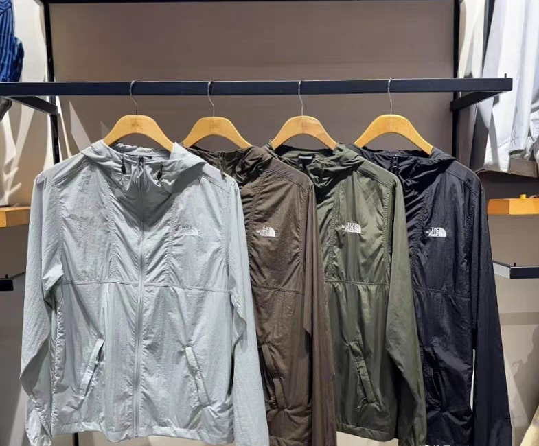 售价:80💰海南免税篇❇️市场最高版(专柜热销款,博主直销)代购品质专柜同款上市，本季主打，货源充足，放心主推，高端品质，即转即卖
【品牌】BM
【款号】NFOA8EZ-Y2连帽皮肤衣绣
【颜色】灰色 黑色 咖色 军绿
【尺码】M~2XL	