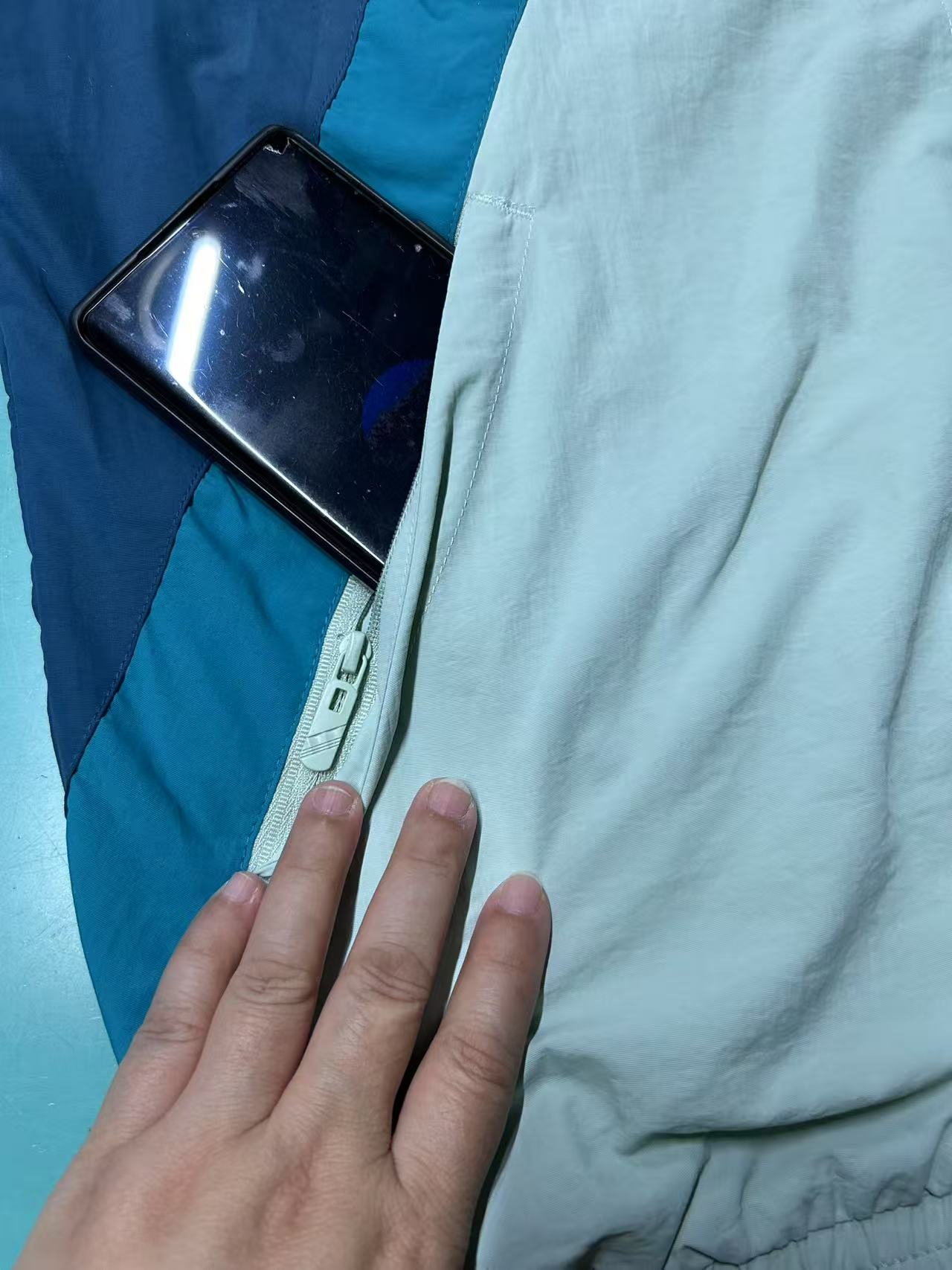 供货价:80💰『泉州贸易货』精选市场爆品,深秋必入款,原包装+原吊牌     (绣花，三标一致塔丝绒228皱)     
专柜同款上市，本季主打，货源充足，放心主推，高端品质，即转即卖
【品牌】AD
【款号】5148风衣绣
【颜色】黑色  白色 蓝色 浅绿
【尺码】S---2XL 