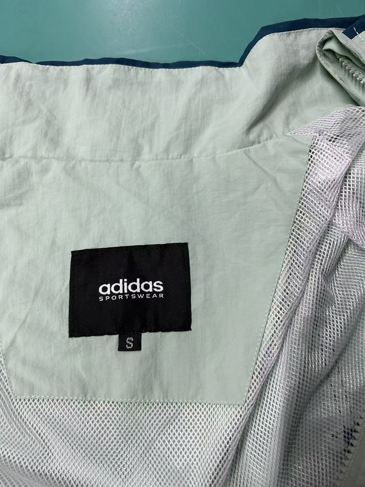 供货价:80💰『泉州贸易货』精选市场爆品,深秋必入款,原包装+原吊牌     (绣花，三标一致塔丝绒228皱)     
专柜同款上市，本季主打，货源充足，放心主推，高端品质，即转即卖
【品牌】AD
【款号】5148风衣绣
【颜色】黑色  白色 蓝色 浅绿
【尺码】S---2XL 