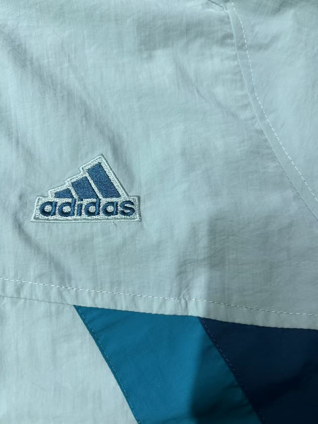 供货价:80💰『泉州贸易货』精选市场爆品,深秋必入款,原包装+原吊牌     (绣花，三标一致塔丝绒228皱)     
专柜同款上市，本季主打，货源充足，放心主推，高端品质，即转即卖
【品牌】AD
【款号】5148风衣绣
【颜色】黑色  白色 蓝色 浅绿
【尺码】S---2XL 