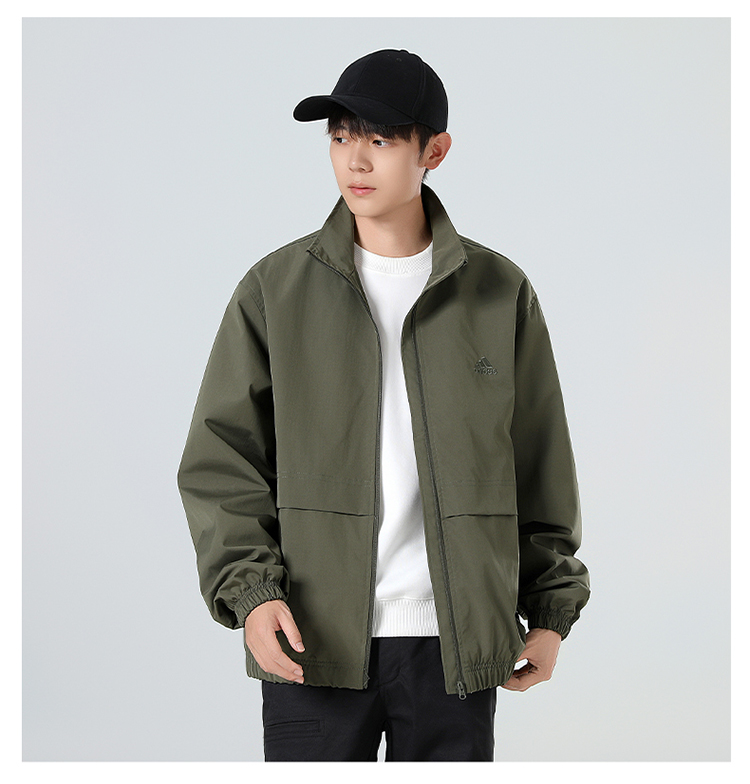 供货价:80💰『泉州贸易货』精选市场爆品,深秋必入款,原包装+原吊牌    （绣花，三标一致 面料T400小牛津小横条贴膜,里布230T加密） 
专柜同款上市，本季主打，货源充足，放心主推，高端品质，即转即卖
【品牌】AD
【款号】JD6668立领风衣绣
【颜色】黑色 米白  军绿 
【尺码】S~3XL