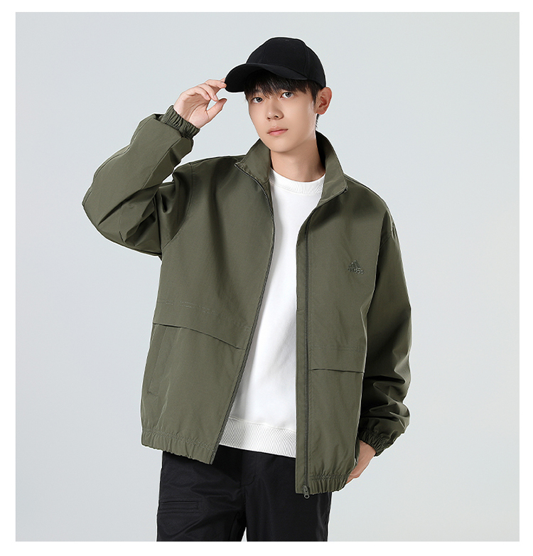 供货价:80💰『泉州贸易货』精选市场爆品,深秋必入款,原包装+原吊牌    （绣花，三标一致 面料T400小牛津小横条贴膜,里布230T加密） 
专柜同款上市，本季主打，货源充足，放心主推，高端品质，即转即卖
【品牌】AD
【款号】JD6668立领风衣绣
【颜色】黑色 米白  军绿 
【尺码】S~3XL