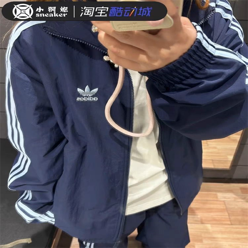 「迎秋开学季」售价:70💰莆田物流版❇️国际时装周特别限定,原标吊牌,专柜同款上市，本季主打，货源充足，放心主推，高端品质，即转即卖
【品牌】SY
【款号】JP1253风衣绣
【颜色】黑色  白色  蓝色  紫色
【尺码】S-2XL
