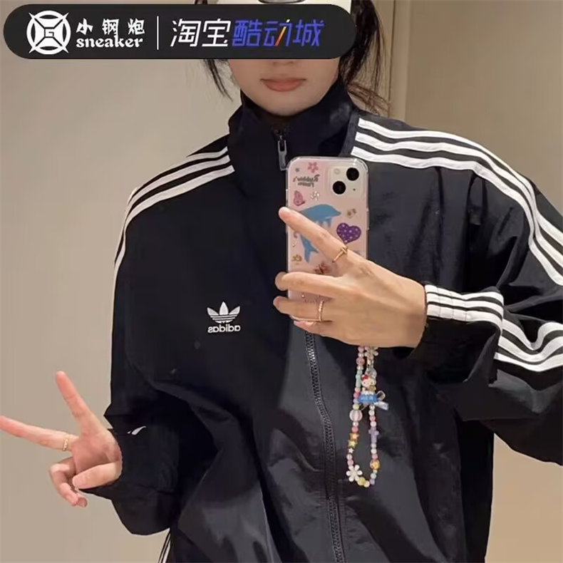 「迎秋开学季」售价:70💰莆田物流版❇️国际时装周特别限定,原标吊牌,专柜同款上市，本季主打，货源充足，放心主推，高端品质，即转即卖
【品牌】SY
【款号】JP1253风衣绣
【颜色】黑色  白色  蓝色  紫色
【尺码】S-2XL