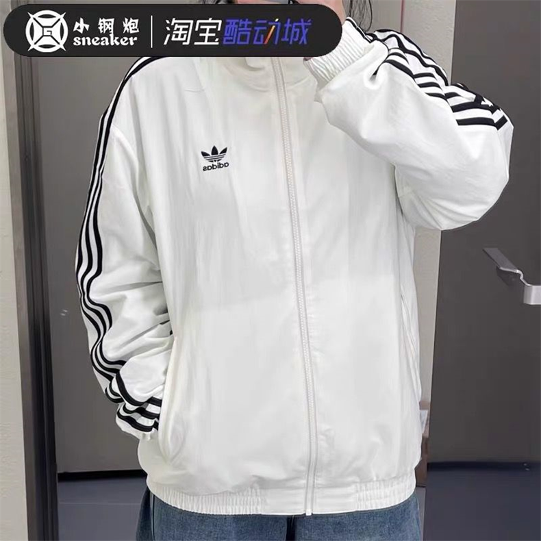 「迎秋开学季」售价:70💰莆田物流版❇️国际时装周特别限定,原标吊牌,专柜同款上市，本季主打，货源充足，放心主推，高端品质，即转即卖
【品牌】SY
【款号】JP1253风衣绣
【颜色】黑色  白色  蓝色  紫色
【尺码】S-2XL