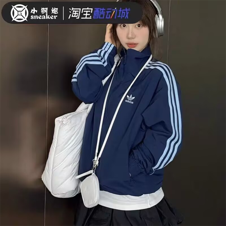 「迎秋开学季」售价:70💰莆田物流版❇️国际时装周特别限定,原标吊牌,专柜同款上市，本季主打，货源充足，放心主推，高端品质，即转即卖
【品牌】SY
【款号】JP1253风衣绣
【颜色】黑色  白色  蓝色  紫色
【尺码】S-2XL
