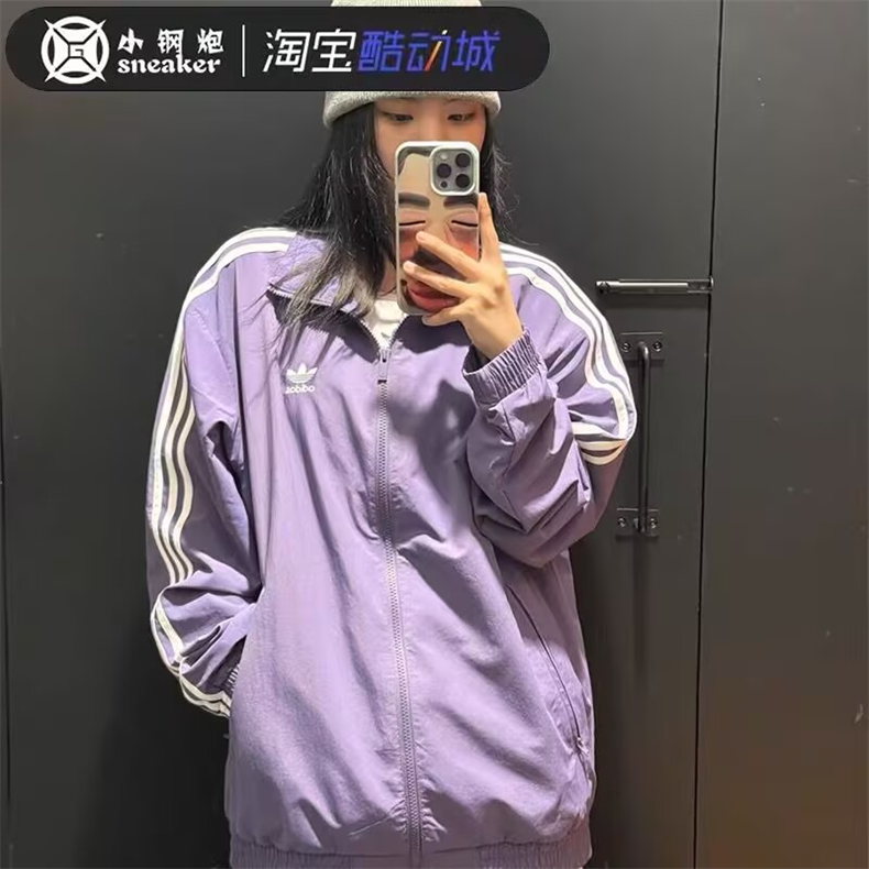 「迎秋开学季」售价:70💰莆田物流版❇️国际时装周特别限定,原标吊牌,专柜同款上市，本季主打，货源充足，放心主推，高端品质，即转即卖
【品牌】SY
【款号】JP1253风衣绣
【颜色】黑色  白色  蓝色  紫色
【尺码】S-2XL