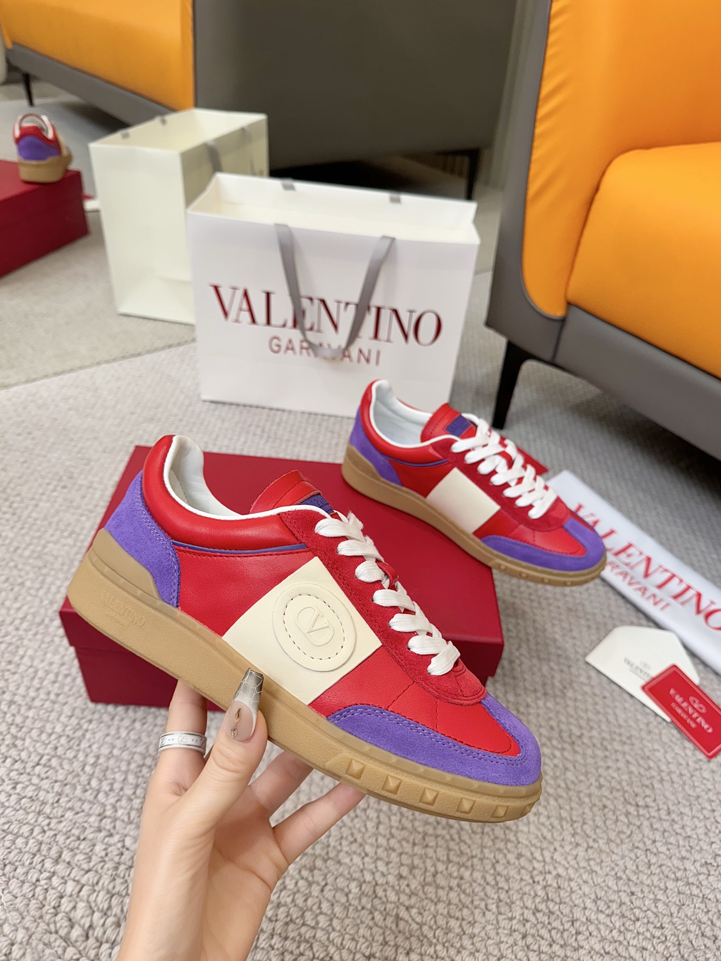 NO:236440,VALENTINO counter synchronizes new low-top casual sneakers, professional and high-end, perfect replica, first-class quality!  All are made of original 1:1 materials, exclusive mold opening!  High mercerized beef shavings TPU material, comfortable and wear-resistant, brand injection molded insoles, full set of high-end packaging for counters, 1:1 mold opening customization, striving to be flawless!  Couple model for women 35-41, men 38-46. Men and women simultaneous price:, casual shoes/sports shoes, valentino, sneakers19860909VALENTINO专柜同步新款低帮休闲运动鞋 专业高端,完美复刻,品质一流！ 全部采用原版1:1材料制作,独家开模！ 面料高丝光牛猄 TPU材质大底,舒适耐磨,品牌注塑鞋垫, 全套专柜高端包装 所有细节1:1开模定制,力求完美无瑕！ 情侣款女35-41,男38-46 男女同价:,休闲鞋/运动鞋,valentino,sneakers,Women's Shoes