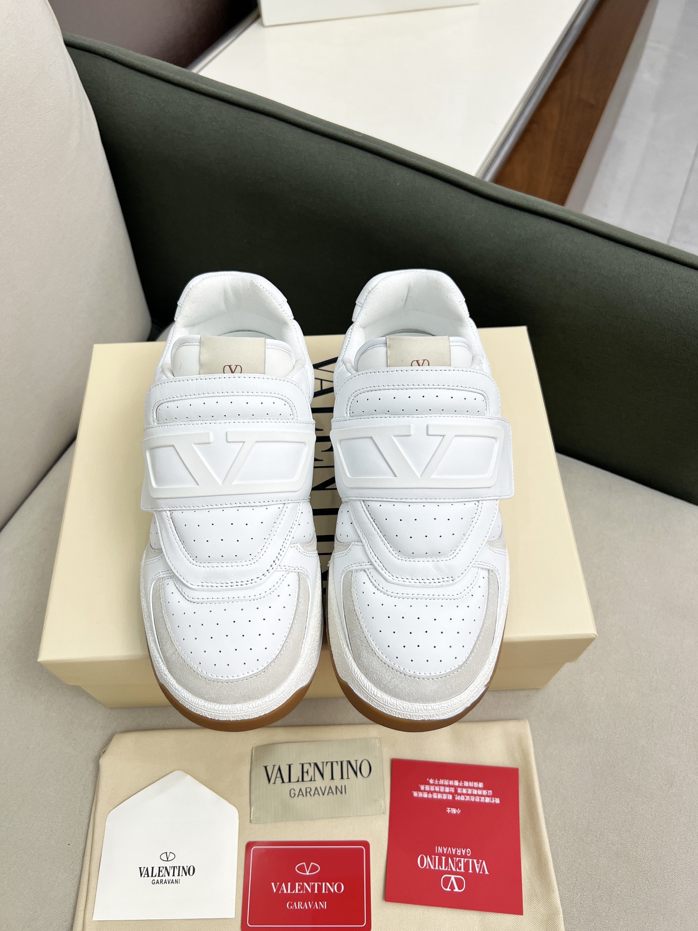 NO:407661,'1:1 Highest End' brand new design and new packaging!  VALENTINO Valentino 2025 hot casual sneakers!  The upper V V V mount decoration design highlights the characteristics of V home and leads the trend!  !  Fabric: Original custom punching + full grain cowhide foot pads: Cowhide + V-stand special injection molding insole (original 1:1) Outsole: TPR + raw glue combination wear-resistant outsole Packaging: Original beige full set of noble counter packaging Size: Women's 35-41, men's 38-45 women's clothing 40.41 men's model 45.46 customization:, casual shoes/sports shoes, valentino, valentino, sneakers, cowhide19860909《1:1最高端》全新设计,全新包装！ VALENTINO华伦天奴2025爆款休闲运动鞋！ 鞋面大V魔术贴装饰设计,突显V家特色引领潮流！！ 面料:原版定制冲孔+全粒面牛皮 垫脚:牛皮+V标专用注塑鞋垫(原版1:1) 大底:TPR+生胶组合耐磨大底 包装:原版米黄色全套高贵专柜包装 码数:女35-41,男38-45女装40.41男款45.46定制 :,休闲鞋/运动鞋,valentino,valentino,sneakers,cowhide,Women's Shoes