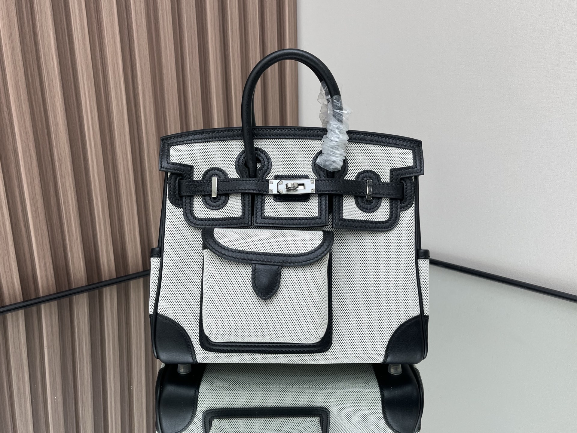 NO:698974,New product Birkin Cargo canvas platinum bag 25cm imported Swift leather canvas [panda color] silver buckle commuter leisure bag unisex model limited edition counter synchronization fully handmade beeswax thread sewing pure steel hardware in stock, Hermes, hermes, stuart weitzman, Hermes,19860909新品 Birkin Cargo 帆布铂金包 25cm 原厂进口Swift皮拼帆布【熊猫色】银扣 通勤休闲包 男女通用款 限量版 专柜同步 全手工蜜蜡线缝制 纯钢五金 现货,爱马仕,hermes,stuart weitzman,Hermes,,Bag