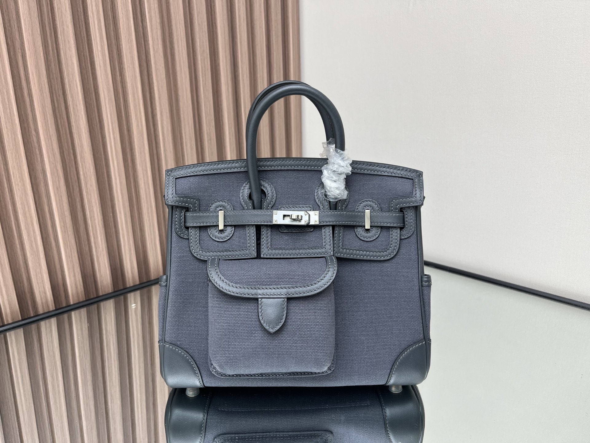 NO:698985,New product Birkin Cargo canvas platinum bag 25cm Original imported Swift leather and canvas [haze gray] silver buckle Commuting casual bag Unisex model Limited edition Counter synchronization Fully handmade beeswax thread sewing Pure steel hardware Ready stock, Hermes, hermes, stuart weitzman, Hermes,19860909新品 Birkin Cargo 帆布铂金包 25cm 原厂进口Swift皮拼帆布【雾霾灰】银扣 通勤休闲包 男女通用款 限量版 专柜同步 全手工蜜蜡线缝制 纯钢五金 现货,爱马仕,hermes,stuart weitzman,Hermes,,Bag