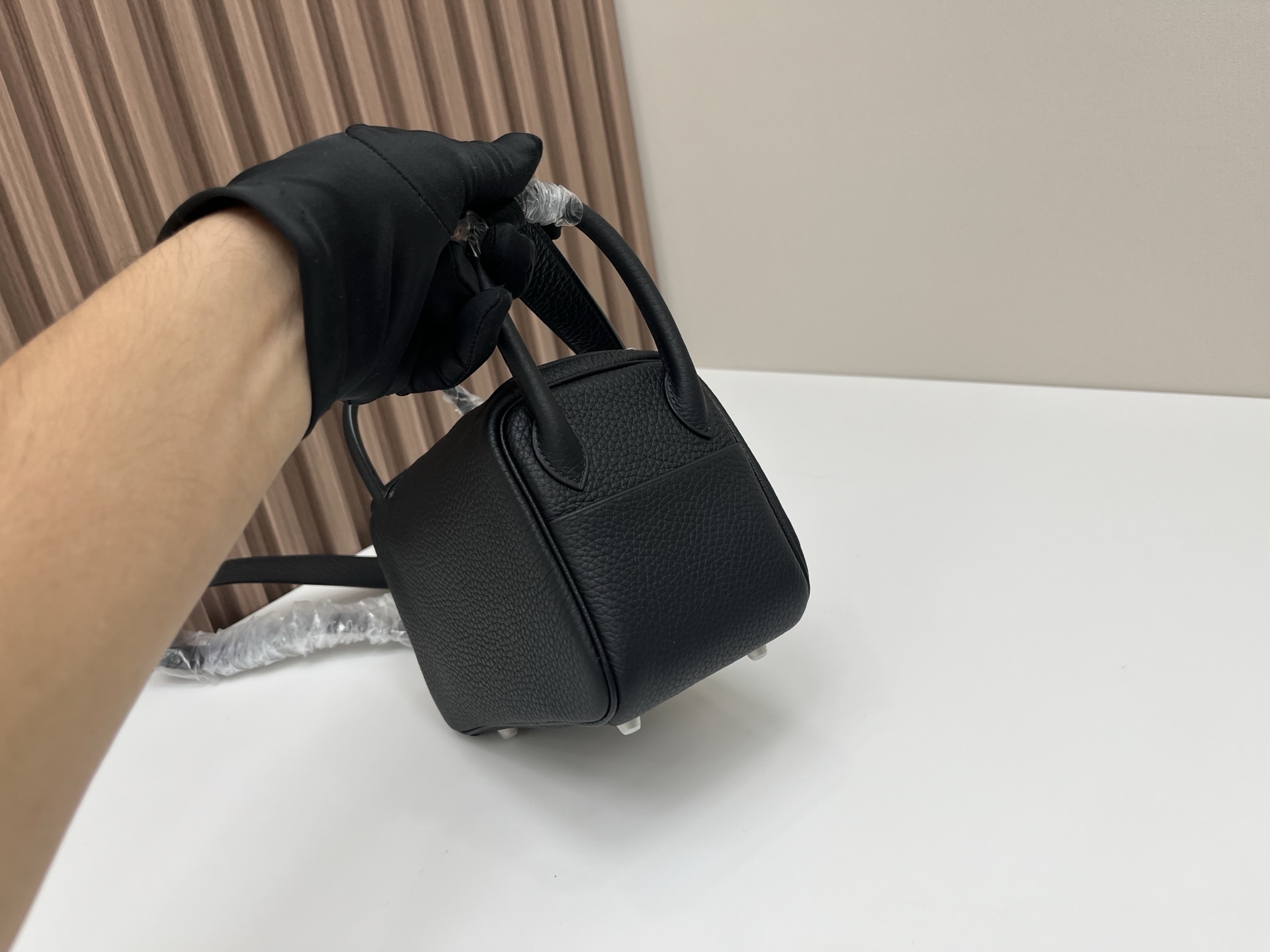 Mini Lindy 19cm Black TC Leather Crossbody Bag with Silver Hardware 6 i1754023999873 3136 0 4