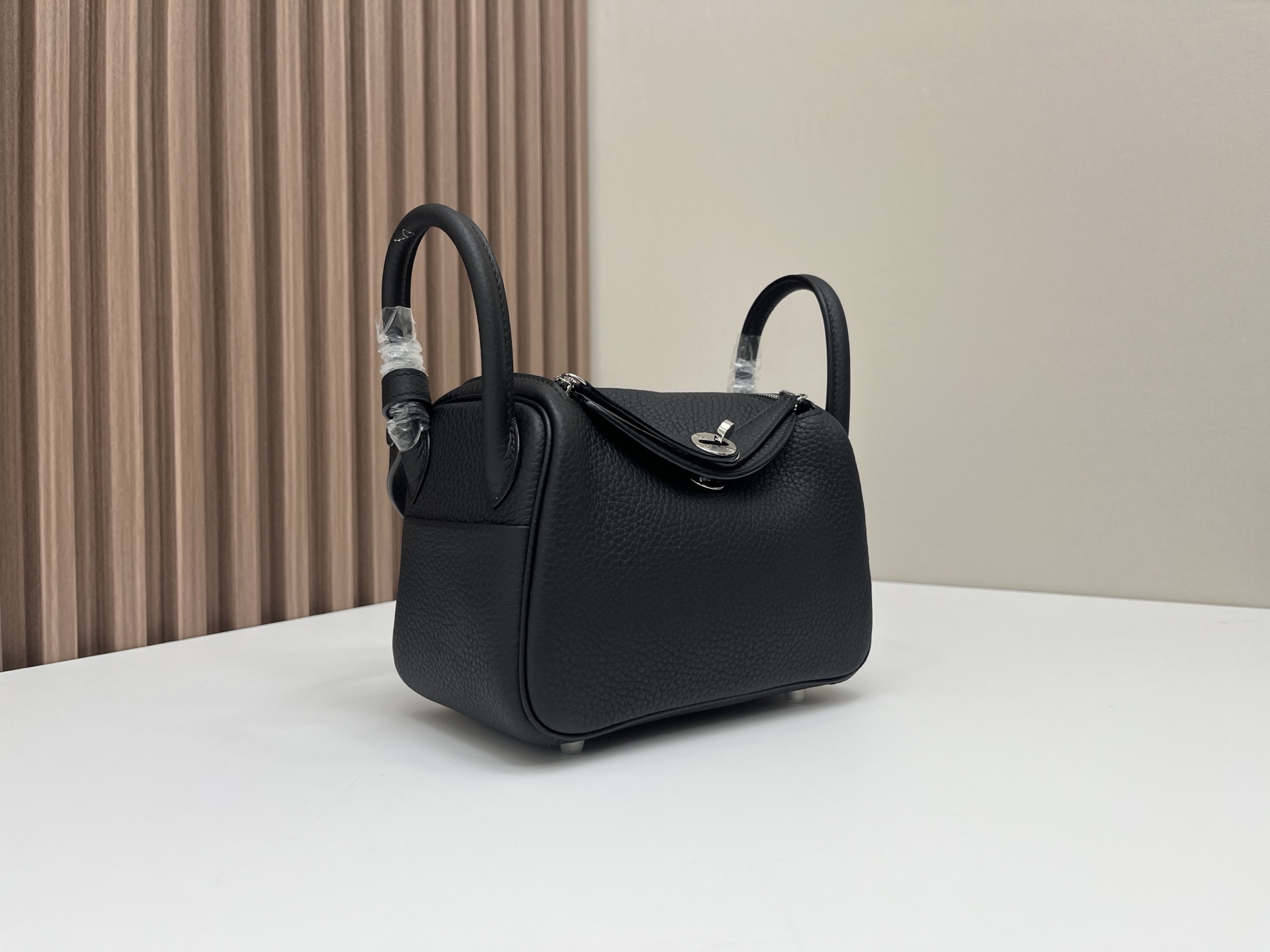 Mini Lindy 19cm Black TC Leather Crossbody Bag with Silver Hardware 4 i1754023999957 4194 0 2