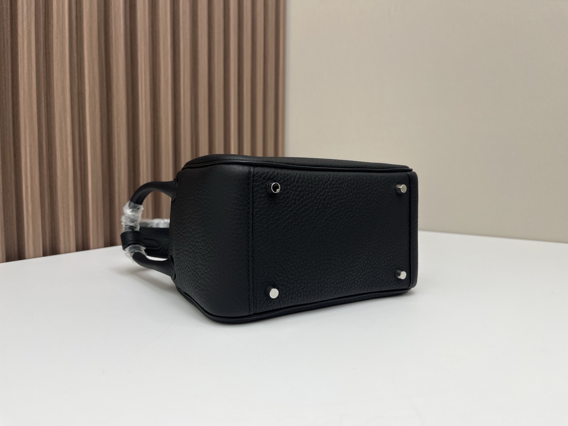 Mini Lindy 19cm Black TC Leather Crossbody Bag with Silver Hardware 7 i1754023999990 3977 0 5