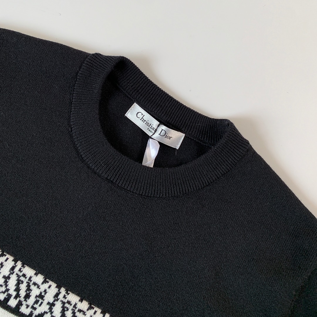 High-quality Dior Sweater with Italian Fabric and Logo Detail in White and Black. - 图片 3