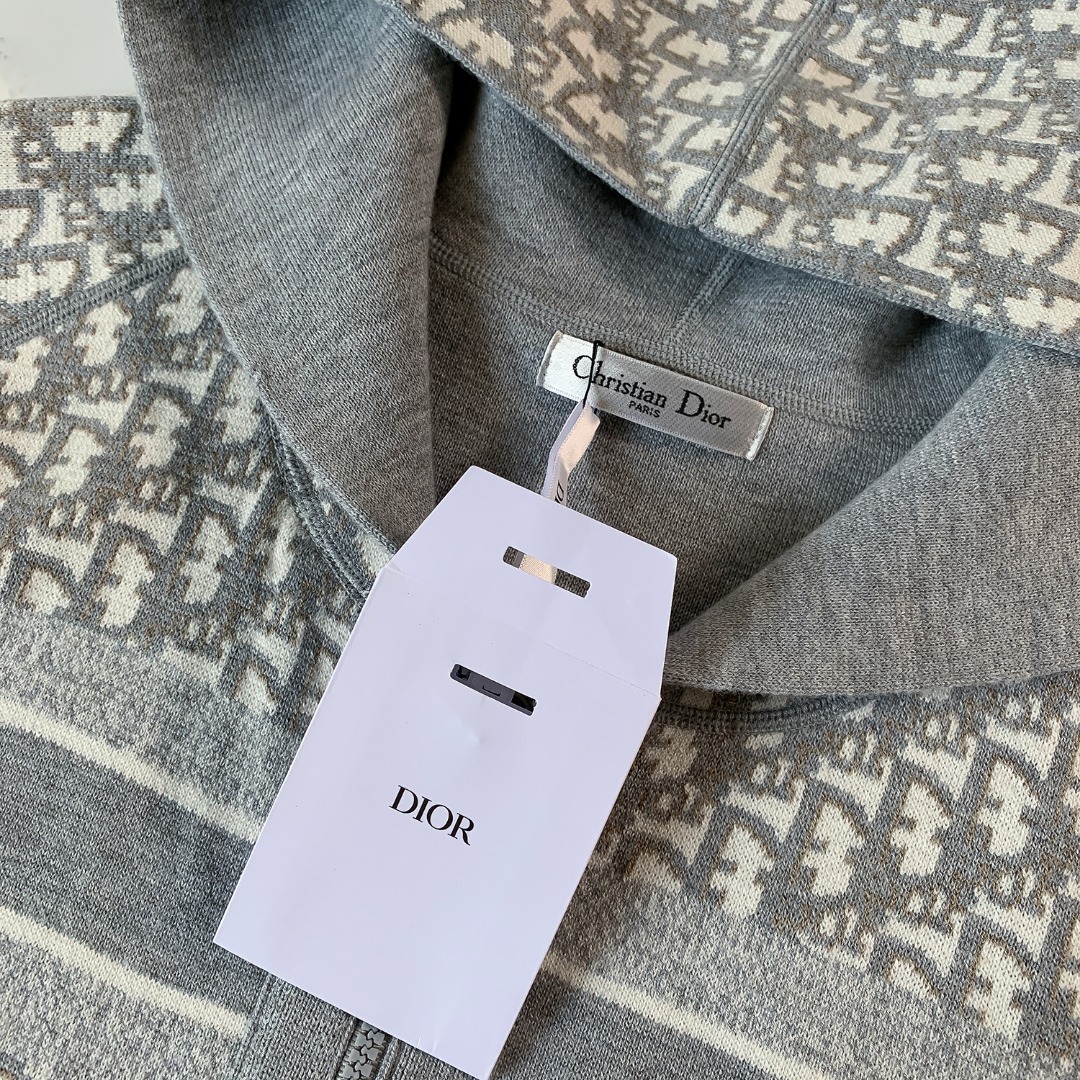 High-Quality Dior 2024 Sweaters: Italian Fabric, Logo Design, Blue Grey Color - 图片 4