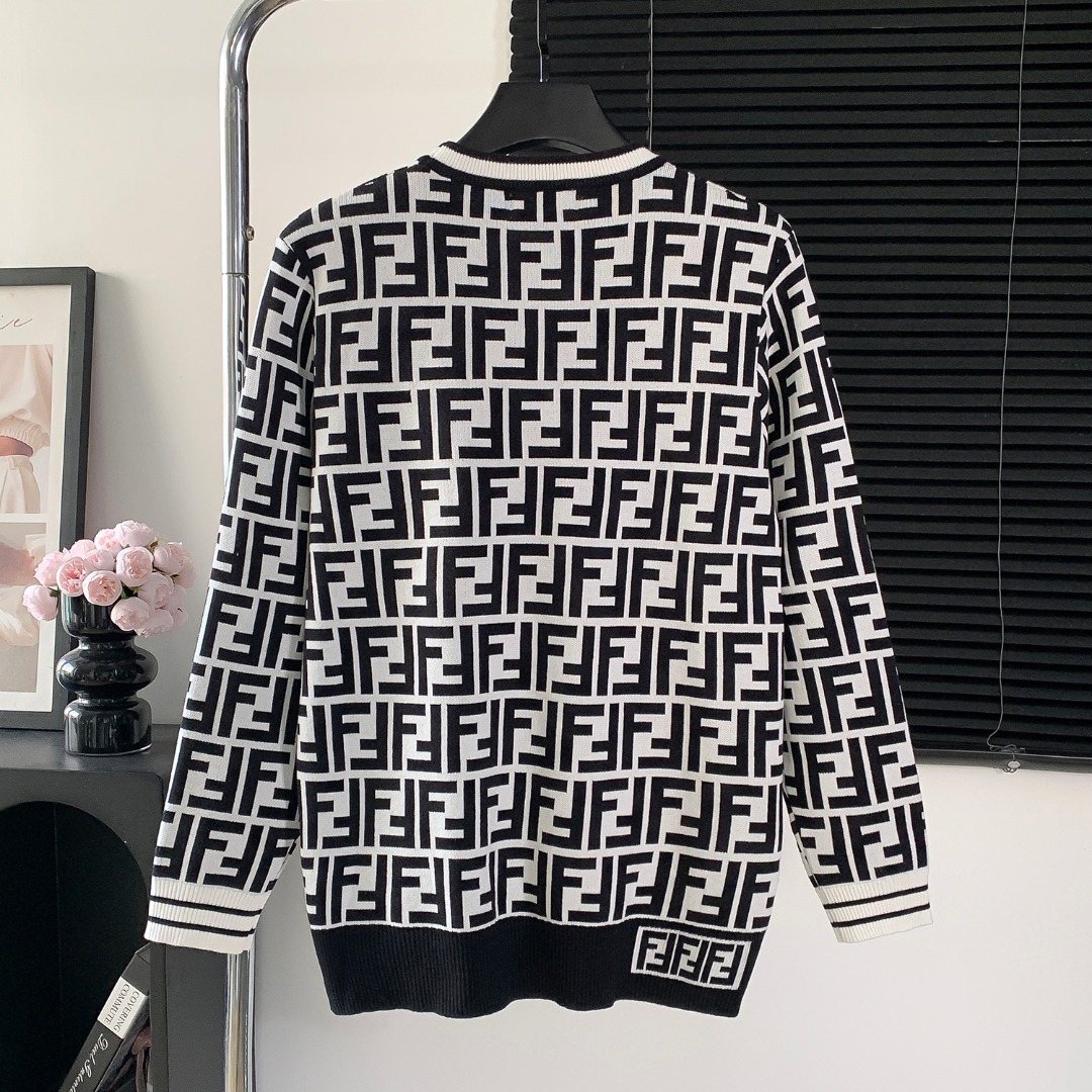 High-Quality Logo Sweaters and Shirts in Italian Fabrics: CDC M111 Collection Summary - 图片 2