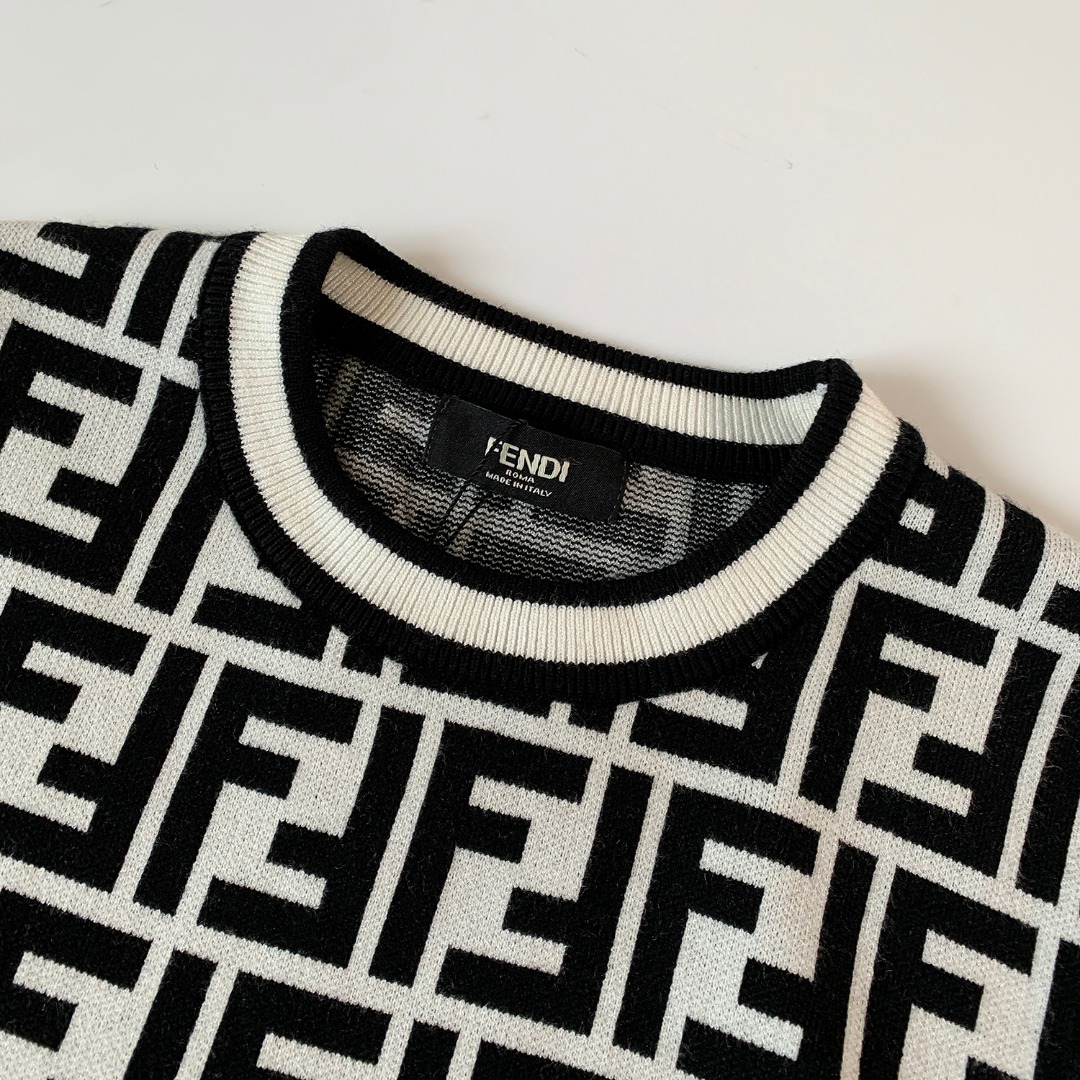 High-Quality Logo Sweaters and Shirts in Italian Fabrics: CDC M111 Collection Summary - 图片 3