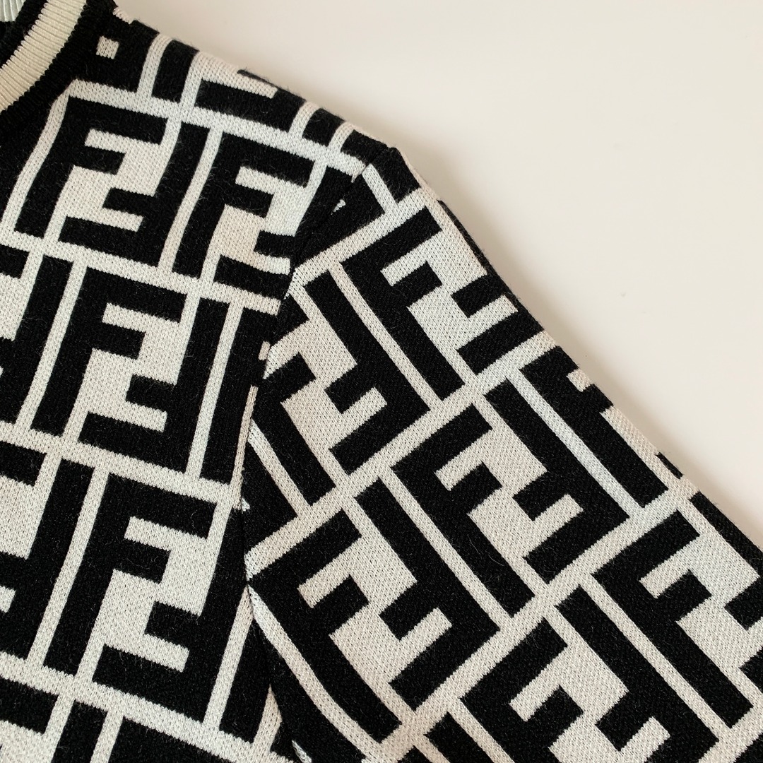 High-Quality Logo Sweaters and Shirts in Italian Fabrics: CDC M111 Collection Summary - 图片 5