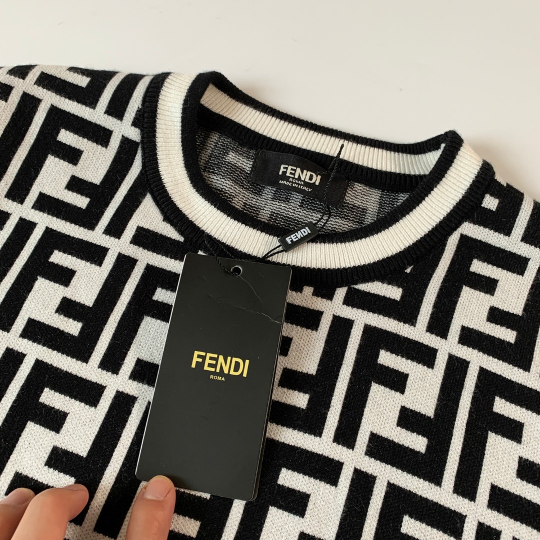 High-Quality Logo Sweaters and Shirts in Italian Fabrics: CDC M111 Collection Summary - 图片 4