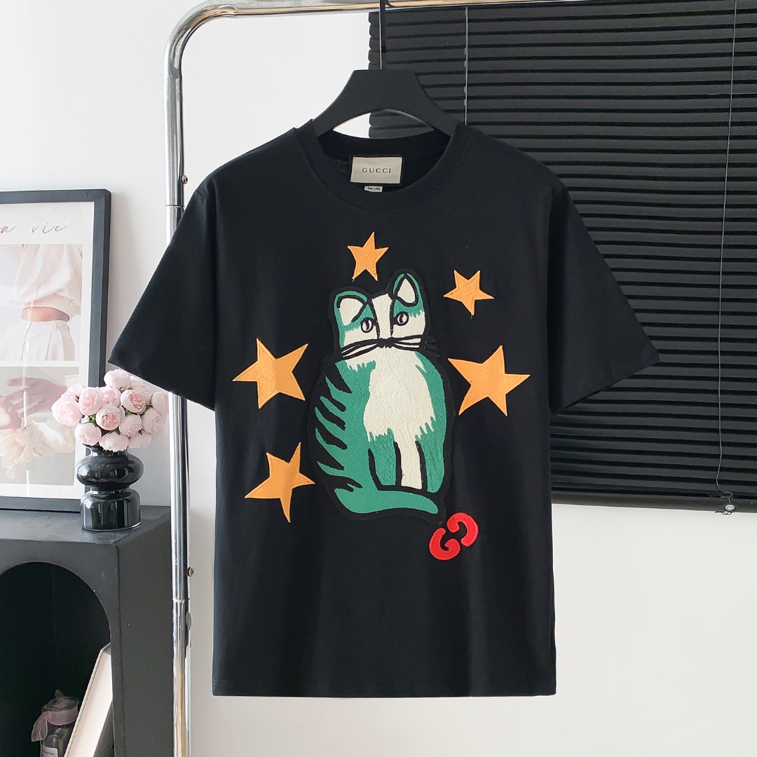 Número de modelo: D722 P85 GUCCl Camiseta de manga corta con logo bordado de Gucci. Logo distintivo exquisito, tejido o…