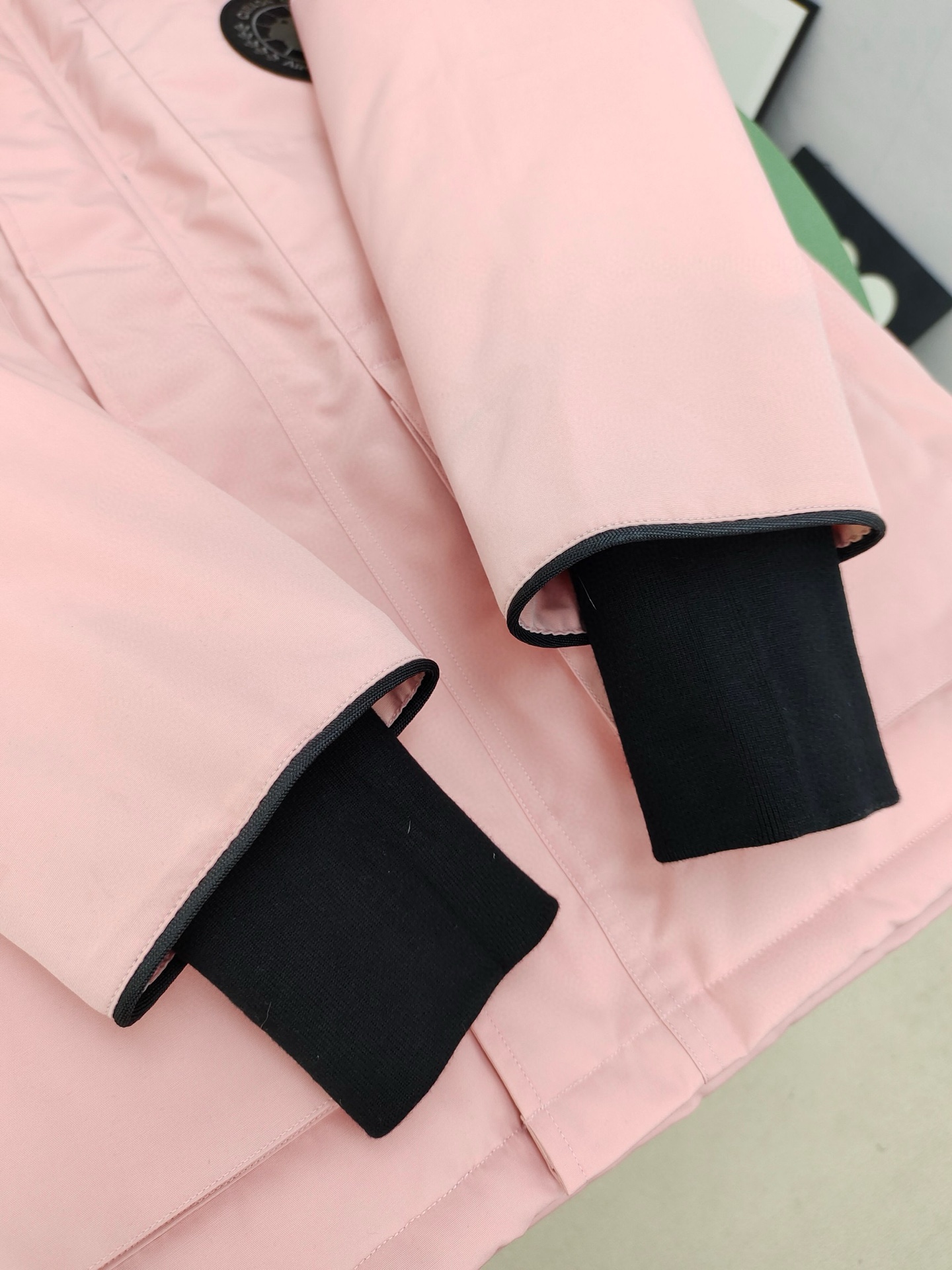 顶级版本💰P420
款号：Y60-🇨🇦CANADA GOOES 24款新款08款/情侣款
工厂直供:供应全球代购.微商.实体.天猫.高端档口以及工作室合作，可免费代发！
加拿大鹅Expedition远征派克大衣08款男女同款，中长款，永恒中最经典款，南北极科考队等都选择加拿大鹅作为御寒装备，羽绒服界的劳斯莱斯。
➖ 行业领先防伪芯片感应。
➖ 进口百灵达绣花机定制绣花标，最高级别超行业领先。
➖ 进口韩国21支涤棉混纺原厂面料，TC85防水涂层面料，放水防风且耐磨。
➖ 新国标80白鸭绒平均充绒520克.充绒量行业级领先。
➖ 100%尼龙nylon里布双重双层封禁设计，防止跑绒，袖口无缝螺纹设计！
➖ 加拿大西部青狼毛领。
➖ 吉田YKK客供原厂定制电镀拉头，YKK双向可锁定拉链，紧实顺滑不掉漆。
➖ 3M复合魔术贴经久耐用，辅料五金全部拆版定做。
注:我们文案只有简单明了，与其想看吹嘘文案不如拿样对比了解。
只为最纯粹的大鹅，最专注·最专业·最高品质·最高性价比！
颜色：白色 红色 蓝色 灰色 迷彩 藏青 黑色 灰色黑标 粉色
SIZE:XS-XXL