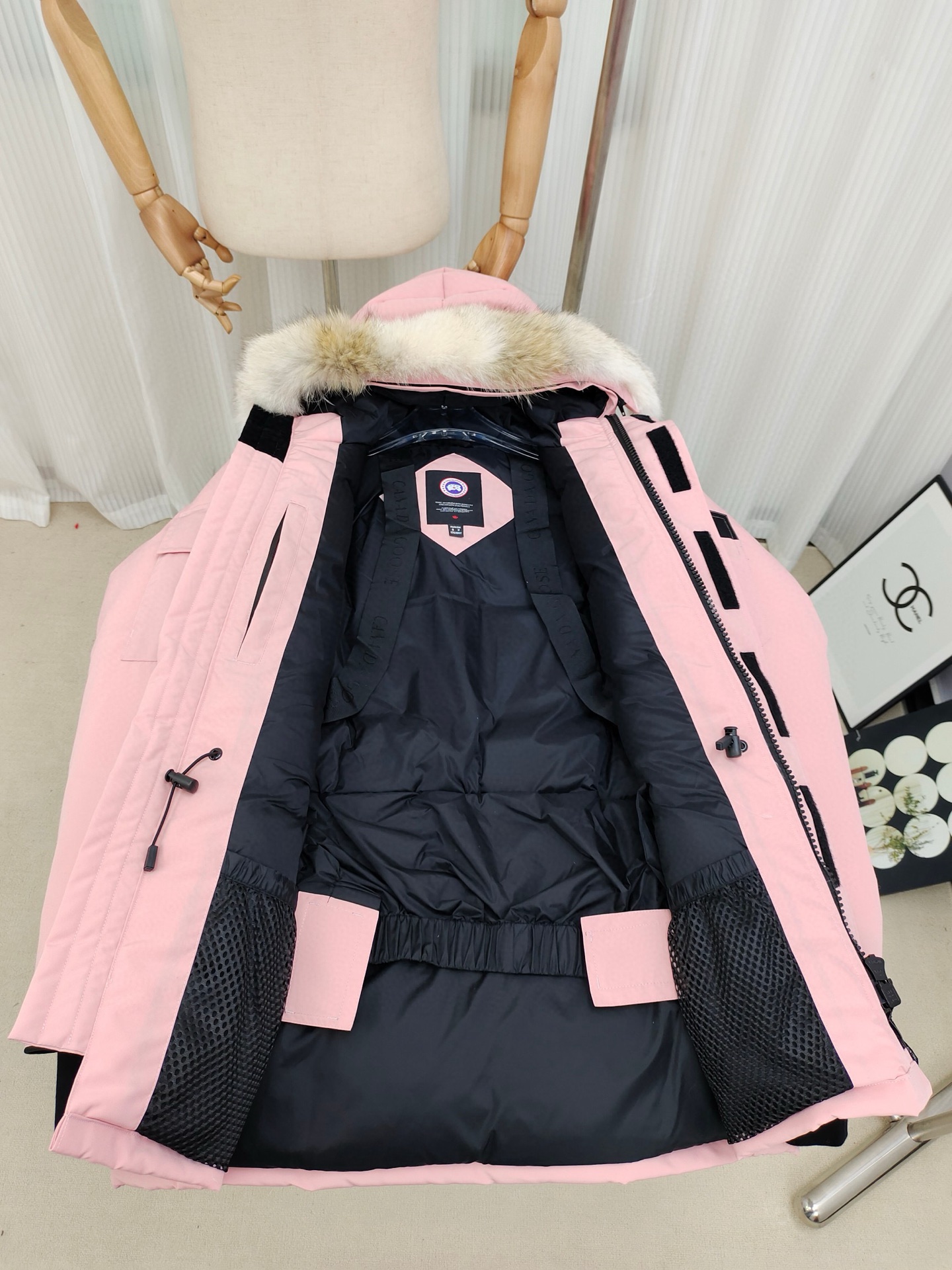 顶级版本💰P420
款号：Y60-🇨🇦CANADA GOOES 24款新款08款/情侣款
工厂直供:供应全球代购.微商.实体.天猫.高端档口以及工作室合作，可免费代发！
加拿大鹅Expedition远征派克大衣08款男女同款，中长款，永恒中最经典款，南北极科考队等都选择加拿大鹅作为御寒装备，羽绒服界的劳斯莱斯。
➖ 行业领先防伪芯片感应。
➖ 进口百灵达绣花机定制绣花标，最高级别超行业领先。
➖ 进口韩国21支涤棉混纺原厂面料，TC85防水涂层面料，放水防风且耐磨。
➖ 新国标80白鸭绒平均充绒520克.充绒量行业级领先。
➖ 100%尼龙nylon里布双重双层封禁设计，防止跑绒，袖口无缝螺纹设计！
➖ 加拿大西部青狼毛领。
➖ 吉田YKK客供原厂定制电镀拉头，YKK双向可锁定拉链，紧实顺滑不掉漆。
➖ 3M复合魔术贴经久耐用，辅料五金全部拆版定做。
注:我们文案只有简单明了，与其想看吹嘘文案不如拿样对比了解。
只为最纯粹的大鹅，最专注·最专业·最高品质·最高性价比！
颜色：白色 红色 蓝色 灰色 迷彩 藏青 黑色 灰色黑标 粉色
SIZE:XS-XXL