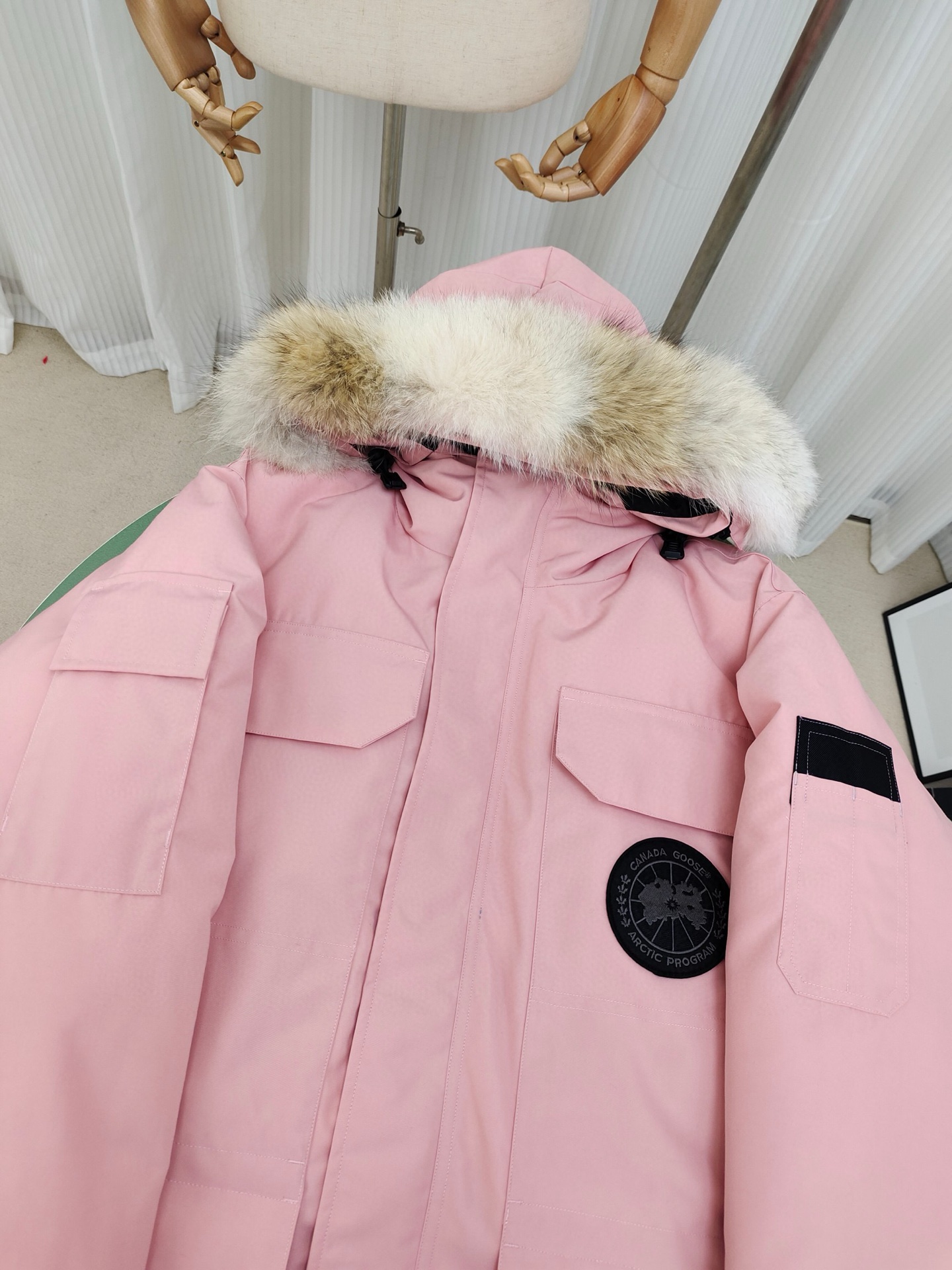 顶级版本💰P420
款号：Y60-🇨🇦CANADA GOOES 24款新款08款/情侣款
工厂直供:供应全球代购.微商.实体.天猫.高端档口以及工作室合作，可免费代发！
加拿大鹅Expedition远征派克大衣08款男女同款，中长款，永恒中最经典款，南北极科考队等都选择加拿大鹅作为御寒装备，羽绒服界的劳斯莱斯。
➖ 行业领先防伪芯片感应。
➖ 进口百灵达绣花机定制绣花标，最高级别超行业领先。
➖ 进口韩国21支涤棉混纺原厂面料，TC85防水涂层面料，放水防风且耐磨。
➖ 新国标80白鸭绒平均充绒520克.充绒量行业级领先。
➖ 100%尼龙nylon里布双重双层封禁设计，防止跑绒，袖口无缝螺纹设计！
➖ 加拿大西部青狼毛领。
➖ 吉田YKK客供原厂定制电镀拉头，YKK双向可锁定拉链，紧实顺滑不掉漆。
➖ 3M复合魔术贴经久耐用，辅料五金全部拆版定做。
注:我们文案只有简单明了，与其想看吹嘘文案不如拿样对比了解。
只为最纯粹的大鹅，最专注·最专业·最高品质·最高性价比！
颜色：白色 红色 蓝色 灰色 迷彩 藏青 黑色 灰色黑标 粉色
SIZE:XS-XXL