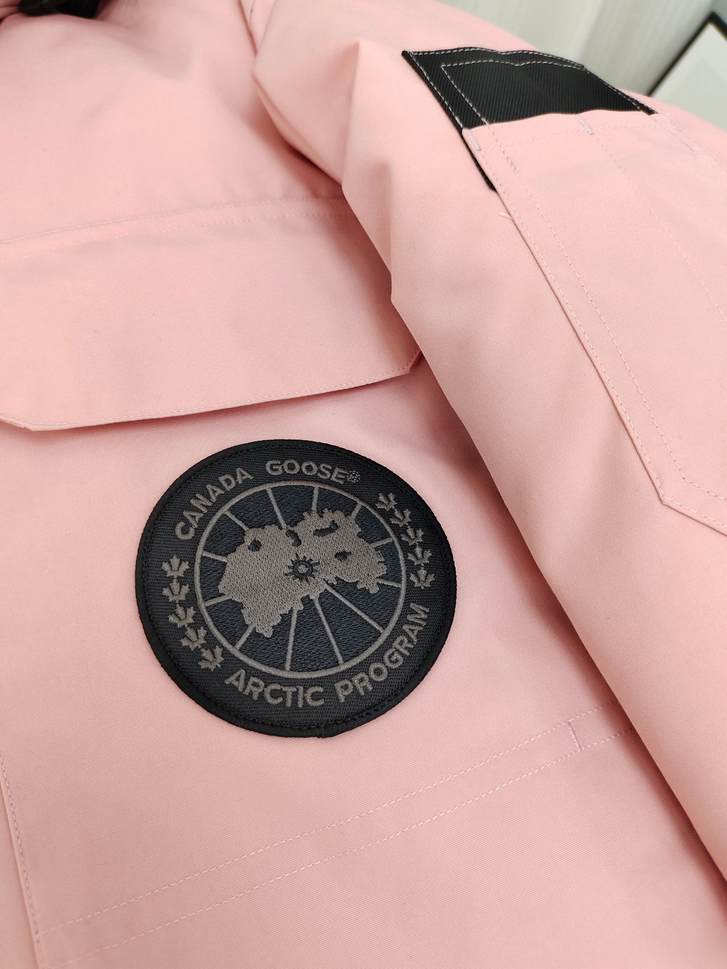 顶级版本💰P420
款号：Y60-🇨🇦CANADA GOOES 24款新款08款/情侣款
工厂直供:供应全球代购.微商.实体.天猫.高端档口以及工作室合作，可免费代发！
加拿大鹅Expedition远征派克大衣08款男女同款，中长款，永恒中最经典款，南北极科考队等都选择加拿大鹅作为御寒装备，羽绒服界的劳斯莱斯。
➖ 行业领先防伪芯片感应。
➖ 进口百灵达绣花机定制绣花标，最高级别超行业领先。
➖ 进口韩国21支涤棉混纺原厂面料，TC85防水涂层面料，放水防风且耐磨。
➖ 新国标80白鸭绒平均充绒520克.充绒量行业级领先。
➖ 100%尼龙nylon里布双重双层封禁设计，防止跑绒，袖口无缝螺纹设计！
➖ 加拿大西部青狼毛领。
➖ 吉田YKK客供原厂定制电镀拉头，YKK双向可锁定拉链，紧实顺滑不掉漆。
➖ 3M复合魔术贴经久耐用，辅料五金全部拆版定做。
注:我们文案只有简单明了，与其想看吹嘘文案不如拿样对比了解。
只为最纯粹的大鹅，最专注·最专业·最高品质·最高性价比！
颜色：白色 红色 蓝色 灰色 迷彩 藏青 黑色 灰色黑标 粉色
SIZE:XS-XXL