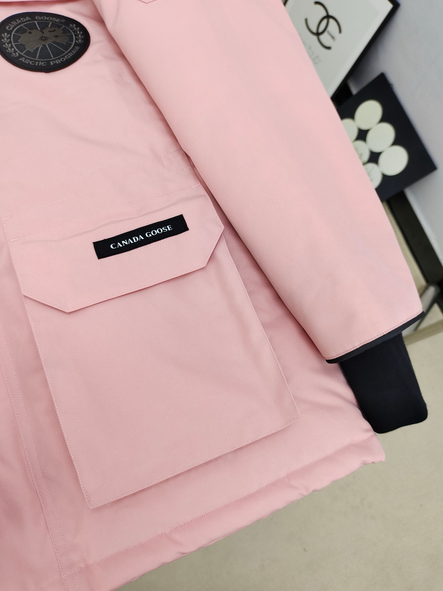 顶级版本💰P420
款号：Y60-🇨🇦CANADA GOOES 24款新款08款/情侣款
工厂直供:供应全球代购.微商.实体.天猫.高端档口以及工作室合作，可免费代发！
加拿大鹅Expedition远征派克大衣08款男女同款，中长款，永恒中最经典款，南北极科考队等都选择加拿大鹅作为御寒装备，羽绒服界的劳斯莱斯。
➖ 行业领先防伪芯片感应。
➖ 进口百灵达绣花机定制绣花标，最高级别超行业领先。
➖ 进口韩国21支涤棉混纺原厂面料，TC85防水涂层面料，放水防风且耐磨。
➖ 新国标80白鸭绒平均充绒520克.充绒量行业级领先。
➖ 100%尼龙nylon里布双重双层封禁设计，防止跑绒，袖口无缝螺纹设计！
➖ 加拿大西部青狼毛领。
➖ 吉田YKK客供原厂定制电镀拉头，YKK双向可锁定拉链，紧实顺滑不掉漆。
➖ 3M复合魔术贴经久耐用，辅料五金全部拆版定做。
注:我们文案只有简单明了，与其想看吹嘘文案不如拿样对比了解。
只为最纯粹的大鹅，最专注·最专业·最高品质·最高性价比！
颜色：白色 红色 蓝色 灰色 迷彩 藏青 黑色 灰色黑标 粉色
SIZE:XS-XXL