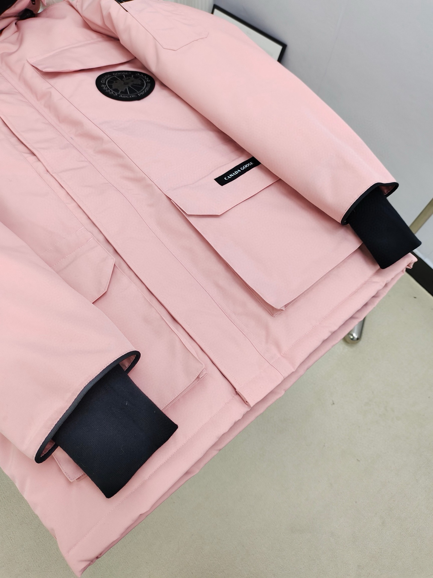 顶级版本💰P420
款号：Y60-🇨🇦CANADA GOOES 24款新款08款/情侣款
工厂直供:供应全球代购.微商.实体.天猫.高端档口以及工作室合作，可免费代发！
加拿大鹅Expedition远征派克大衣08款男女同款，中长款，永恒中最经典款，南北极科考队等都选择加拿大鹅作为御寒装备，羽绒服界的劳斯莱斯。
➖ 行业领先防伪芯片感应。
➖ 进口百灵达绣花机定制绣花标，最高级别超行业领先。
➖ 进口韩国21支涤棉混纺原厂面料，TC85防水涂层面料，放水防风且耐磨。
➖ 新国标80白鸭绒平均充绒520克.充绒量行业级领先。
➖ 100%尼龙nylon里布双重双层封禁设计，防止跑绒，袖口无缝螺纹设计！
➖ 加拿大西部青狼毛领。
➖ 吉田YKK客供原厂定制电镀拉头，YKK双向可锁定拉链，紧实顺滑不掉漆。
➖ 3M复合魔术贴经久耐用，辅料五金全部拆版定做。
注:我们文案只有简单明了，与其想看吹嘘文案不如拿样对比了解。
只为最纯粹的大鹅，最专注·最专业·最高品质·最高性价比！
颜色：白色 红色 蓝色 灰色 迷彩 藏青 黑色 灰色黑标 粉色
SIZE:XS-XXL