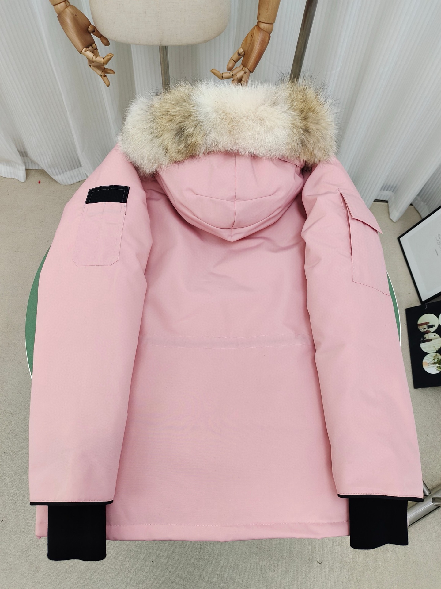 顶级版本💰P420
款号：Y60-🇨🇦CANADA GOOES 24款新款08款/情侣款
工厂直供:供应全球代购.微商.实体.天猫.高端档口以及工作室合作，可免费代发！
加拿大鹅Expedition远征派克大衣08款男女同款，中长款，永恒中最经典款，南北极科考队等都选择加拿大鹅作为御寒装备，羽绒服界的劳斯莱斯。
➖ 行业领先防伪芯片感应。
➖ 进口百灵达绣花机定制绣花标，最高级别超行业领先。
➖ 进口韩国21支涤棉混纺原厂面料，TC85防水涂层面料，放水防风且耐磨。
➖ 新国标80白鸭绒平均充绒520克.充绒量行业级领先。
➖ 100%尼龙nylon里布双重双层封禁设计，防止跑绒，袖口无缝螺纹设计！
➖ 加拿大西部青狼毛领。
➖ 吉田YKK客供原厂定制电镀拉头，YKK双向可锁定拉链，紧实顺滑不掉漆。
➖ 3M复合魔术贴经久耐用，辅料五金全部拆版定做。
注:我们文案只有简单明了，与其想看吹嘘文案不如拿样对比了解。
只为最纯粹的大鹅，最专注·最专业·最高品质·最高性价比！
颜色：白色 红色 蓝色 灰色 迷彩 藏青 黑色 灰色黑标 粉色
SIZE:XS-XXL