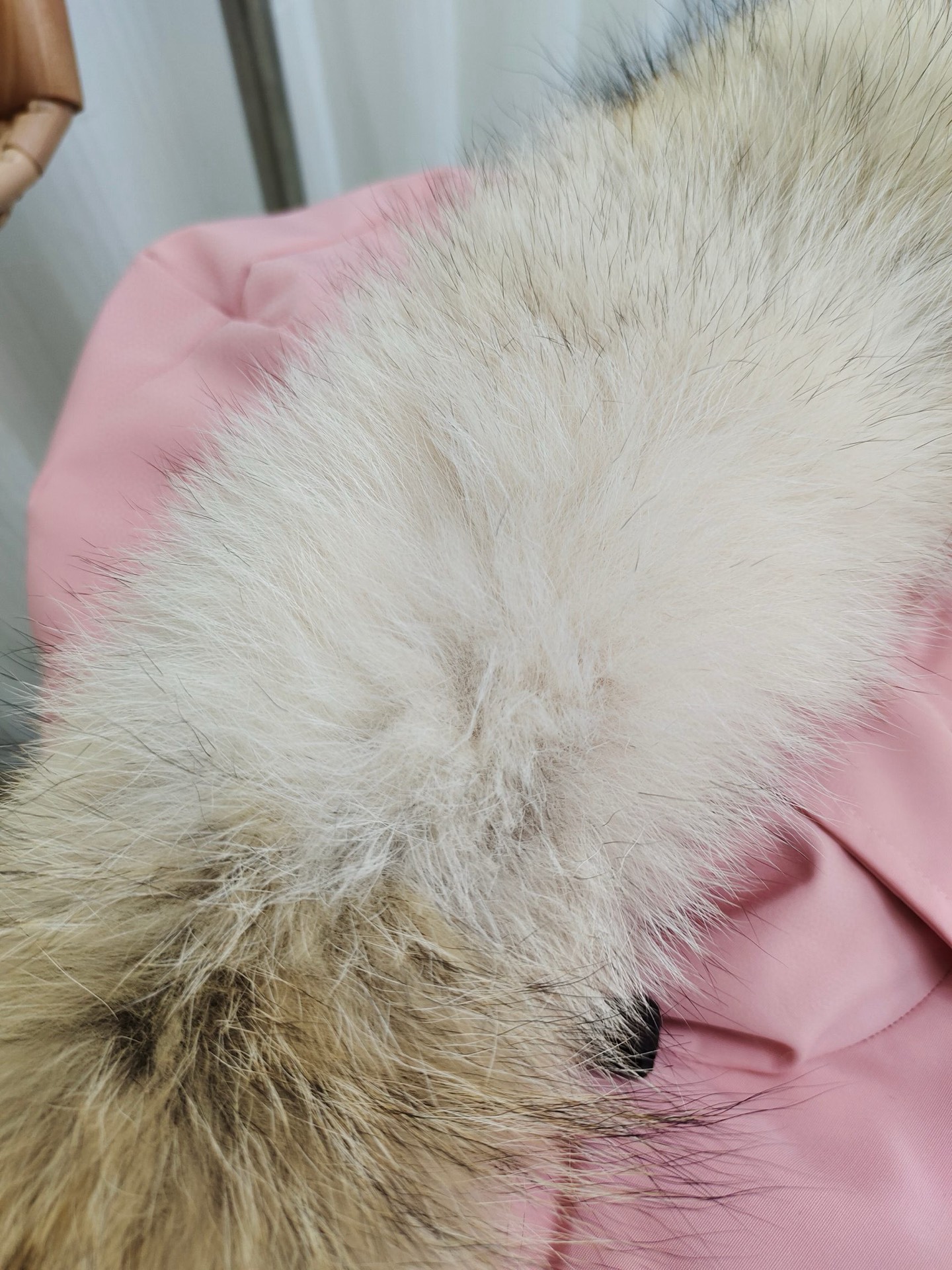 顶级版本💰P420
款号：Y60-🇨🇦CANADA GOOES 24款新款08款/情侣款
工厂直供:供应全球代购.微商.实体.天猫.高端档口以及工作室合作，可免费代发！
加拿大鹅Expedition远征派克大衣08款男女同款，中长款，永恒中最经典款，南北极科考队等都选择加拿大鹅作为御寒装备，羽绒服界的劳斯莱斯。
➖ 行业领先防伪芯片感应。
➖ 进口百灵达绣花机定制绣花标，最高级别超行业领先。
➖ 进口韩国21支涤棉混纺原厂面料，TC85防水涂层面料，放水防风且耐磨。
➖ 新国标80白鸭绒平均充绒520克.充绒量行业级领先。
➖ 100%尼龙nylon里布双重双层封禁设计，防止跑绒，袖口无缝螺纹设计！
➖ 加拿大西部青狼毛领。
➖ 吉田YKK客供原厂定制电镀拉头，YKK双向可锁定拉链，紧实顺滑不掉漆。
➖ 3M复合魔术贴经久耐用，辅料五金全部拆版定做。
注:我们文案只有简单明了，与其想看吹嘘文案不如拿样对比了解。
只为最纯粹的大鹅，最专注·最专业·最高品质·最高性价比！
颜色：白色 红色 蓝色 灰色 迷彩 藏青 黑色 灰色黑标 粉色
SIZE:XS-XXL