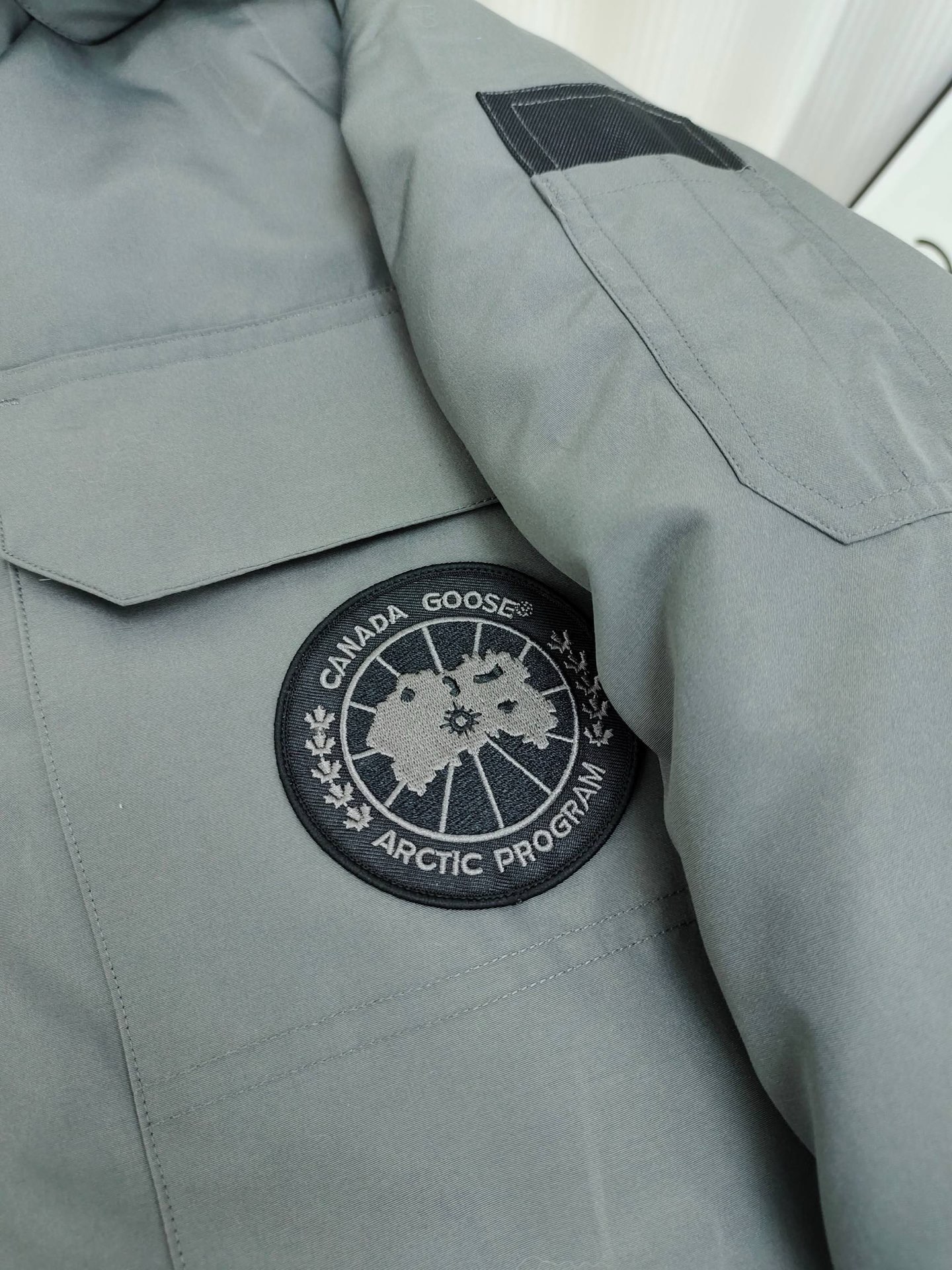 顶级版本💰P420
款号：Y60-🇨🇦CANADA GOOES 24款新款08款/情侣款
工厂直供:供应全球代购.微商.实体.天猫.高端档口以及工作室合作，可免费代发！
加拿大鹅Expedition远征派克大衣08款男女同款，中长款，永恒中最经典款，南北极科考队等都选择加拿大鹅作为御寒装备，羽绒服界的劳斯莱斯。
➖ 行业领先防伪芯片感应。
➖ 进口百灵达绣花机定制绣花标，最高级别超行业领先。
➖ 进口韩国21支涤棉混纺原厂面料，TC85防水涂层面料，放水防风且耐磨。
➖ 新国标80白鸭绒平均充绒520克.充绒量行业级领先。
➖ 100%尼龙nylon里布双重双层封禁设计，防止跑绒，袖口无缝螺纹设计！
➖ 加拿大西部青狼毛领。
➖ 吉田YKK客供原厂定制电镀拉头，YKK双向可锁定拉链，紧实顺滑不掉漆。
➖ 3M复合魔术贴经久耐用，辅料五金全部拆版定做。
注:我们文案只有简单明了，与其想看吹嘘文案不如拿样对比了解。
只为最纯粹的大鹅，最专注·最专业·最高品质·最高性价比！
颜色：白色 红色 蓝色 灰色 迷彩 藏青 黑色 灰色黑标 粉色
SIZE:XS-XXL