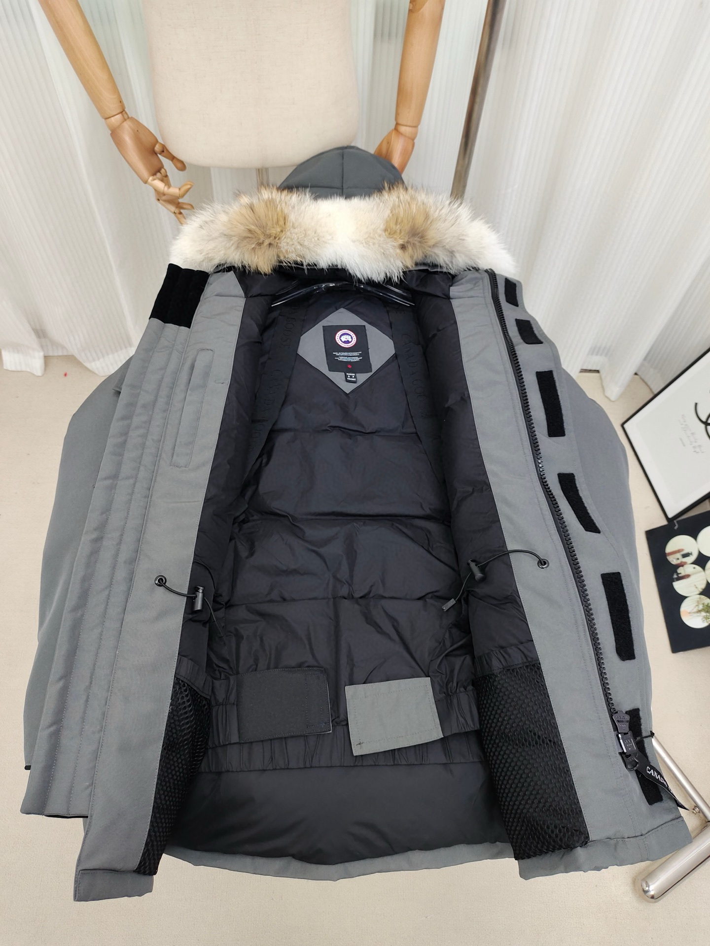 顶级版本💰P420
款号：Y60-🇨🇦CANADA GOOES 24款新款08款/情侣款
工厂直供:供应全球代购.微商.实体.天猫.高端档口以及工作室合作，可免费代发！
加拿大鹅Expedition远征派克大衣08款男女同款，中长款，永恒中最经典款，南北极科考队等都选择加拿大鹅作为御寒装备，羽绒服界的劳斯莱斯。
➖ 行业领先防伪芯片感应。
➖ 进口百灵达绣花机定制绣花标，最高级别超行业领先。
➖ 进口韩国21支涤棉混纺原厂面料，TC85防水涂层面料，放水防风且耐磨。
➖ 新国标80白鸭绒平均充绒520克.充绒量行业级领先。
➖ 100%尼龙nylon里布双重双层封禁设计，防止跑绒，袖口无缝螺纹设计！
➖ 加拿大西部青狼毛领。
➖ 吉田YKK客供原厂定制电镀拉头，YKK双向可锁定拉链，紧实顺滑不掉漆。
➖ 3M复合魔术贴经久耐用，辅料五金全部拆版定做。
注:我们文案只有简单明了，与其想看吹嘘文案不如拿样对比了解。
只为最纯粹的大鹅，最专注·最专业·最高品质·最高性价比！
颜色：白色 红色 蓝色 灰色 迷彩 藏青 黑色 灰色黑标 粉色
SIZE:XS-XXL