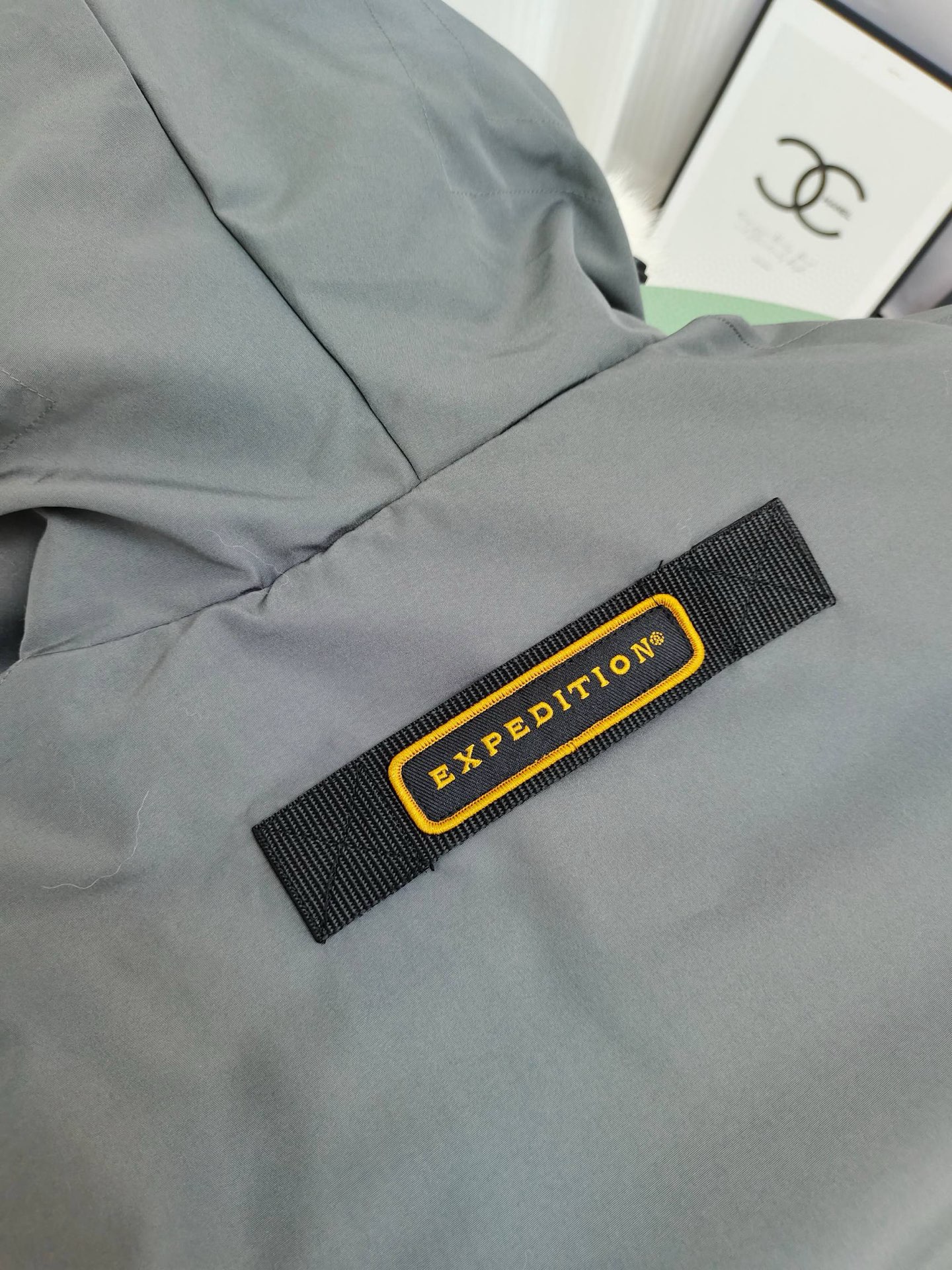 顶级版本💰P420
款号：Y60-🇨🇦CANADA GOOES 24款新款08款/情侣款
工厂直供:供应全球代购.微商.实体.天猫.高端档口以及工作室合作，可免费代发！
加拿大鹅Expedition远征派克大衣08款男女同款，中长款，永恒中最经典款，南北极科考队等都选择加拿大鹅作为御寒装备，羽绒服界的劳斯莱斯。
➖ 行业领先防伪芯片感应。
➖ 进口百灵达绣花机定制绣花标，最高级别超行业领先。
➖ 进口韩国21支涤棉混纺原厂面料，TC85防水涂层面料，放水防风且耐磨。
➖ 新国标80白鸭绒平均充绒520克.充绒量行业级领先。
➖ 100%尼龙nylon里布双重双层封禁设计，防止跑绒，袖口无缝螺纹设计！
➖ 加拿大西部青狼毛领。
➖ 吉田YKK客供原厂定制电镀拉头，YKK双向可锁定拉链，紧实顺滑不掉漆。
➖ 3M复合魔术贴经久耐用，辅料五金全部拆版定做。
注:我们文案只有简单明了，与其想看吹嘘文案不如拿样对比了解。
只为最纯粹的大鹅，最专注·最专业·最高品质·最高性价比！
颜色：白色 红色 蓝色 灰色 迷彩 藏青 黑色 灰色黑标 粉色
SIZE:XS-XXL