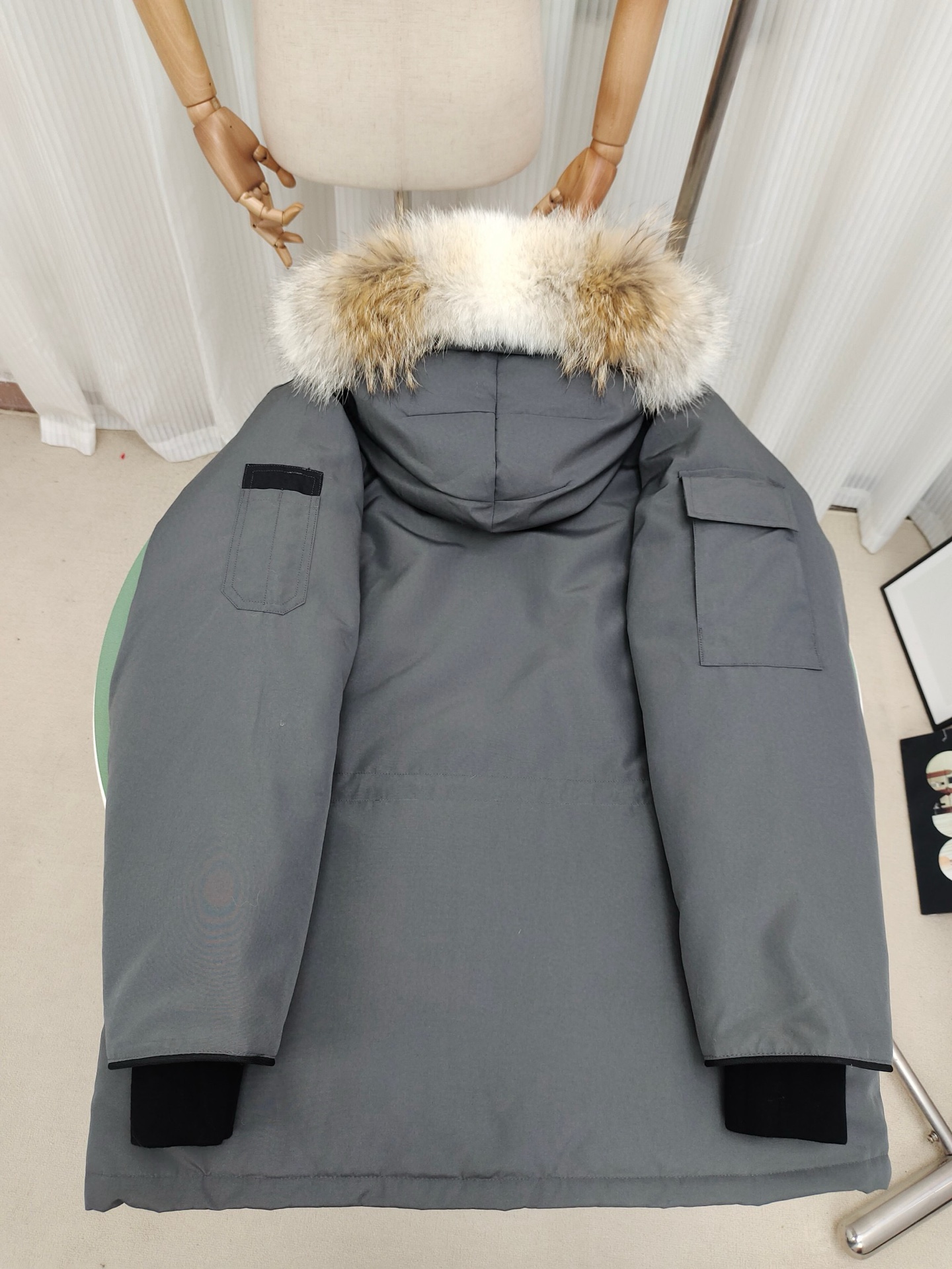 顶级版本💰P420
款号：Y60-🇨🇦CANADA GOOES 24款新款08款/情侣款
工厂直供:供应全球代购.微商.实体.天猫.高端档口以及工作室合作，可免费代发！
加拿大鹅Expedition远征派克大衣08款男女同款，中长款，永恒中最经典款，南北极科考队等都选择加拿大鹅作为御寒装备，羽绒服界的劳斯莱斯。
➖ 行业领先防伪芯片感应。
➖ 进口百灵达绣花机定制绣花标，最高级别超行业领先。
➖ 进口韩国21支涤棉混纺原厂面料，TC85防水涂层面料，放水防风且耐磨。
➖ 新国标80白鸭绒平均充绒520克.充绒量行业级领先。
➖ 100%尼龙nylon里布双重双层封禁设计，防止跑绒，袖口无缝螺纹设计！
➖ 加拿大西部青狼毛领。
➖ 吉田YKK客供原厂定制电镀拉头，YKK双向可锁定拉链，紧实顺滑不掉漆。
➖ 3M复合魔术贴经久耐用，辅料五金全部拆版定做。
注:我们文案只有简单明了，与其想看吹嘘文案不如拿样对比了解。
只为最纯粹的大鹅，最专注·最专业·最高品质·最高性价比！
颜色：白色 红色 蓝色 灰色 迷彩 藏青 黑色 灰色黑标 粉色
SIZE:XS-XXL