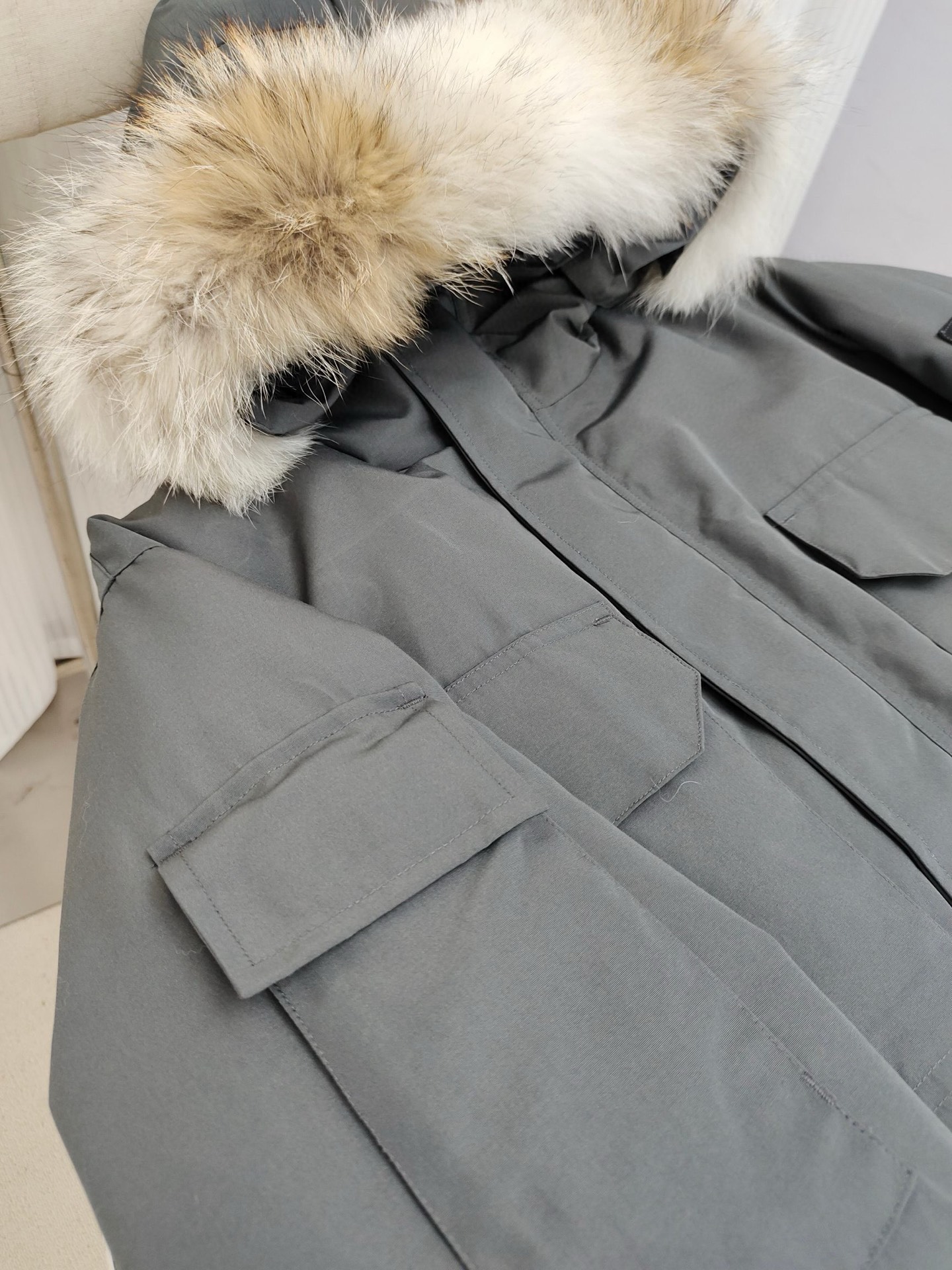 顶级版本💰P420
款号：Y60-🇨🇦CANADA GOOES 24款新款08款/情侣款
工厂直供:供应全球代购.微商.实体.天猫.高端档口以及工作室合作，可免费代发！
加拿大鹅Expedition远征派克大衣08款男女同款，中长款，永恒中最经典款，南北极科考队等都选择加拿大鹅作为御寒装备，羽绒服界的劳斯莱斯。
➖ 行业领先防伪芯片感应。
➖ 进口百灵达绣花机定制绣花标，最高级别超行业领先。
➖ 进口韩国21支涤棉混纺原厂面料，TC85防水涂层面料，放水防风且耐磨。
➖ 新国标80白鸭绒平均充绒520克.充绒量行业级领先。
➖ 100%尼龙nylon里布双重双层封禁设计，防止跑绒，袖口无缝螺纹设计！
➖ 加拿大西部青狼毛领。
➖ 吉田YKK客供原厂定制电镀拉头，YKK双向可锁定拉链，紧实顺滑不掉漆。
➖ 3M复合魔术贴经久耐用，辅料五金全部拆版定做。
注:我们文案只有简单明了，与其想看吹嘘文案不如拿样对比了解。
只为最纯粹的大鹅，最专注·最专业·最高品质·最高性价比！
颜色：白色 红色 蓝色 灰色 迷彩 藏青 黑色 灰色黑标 粉色
SIZE:XS-XXL