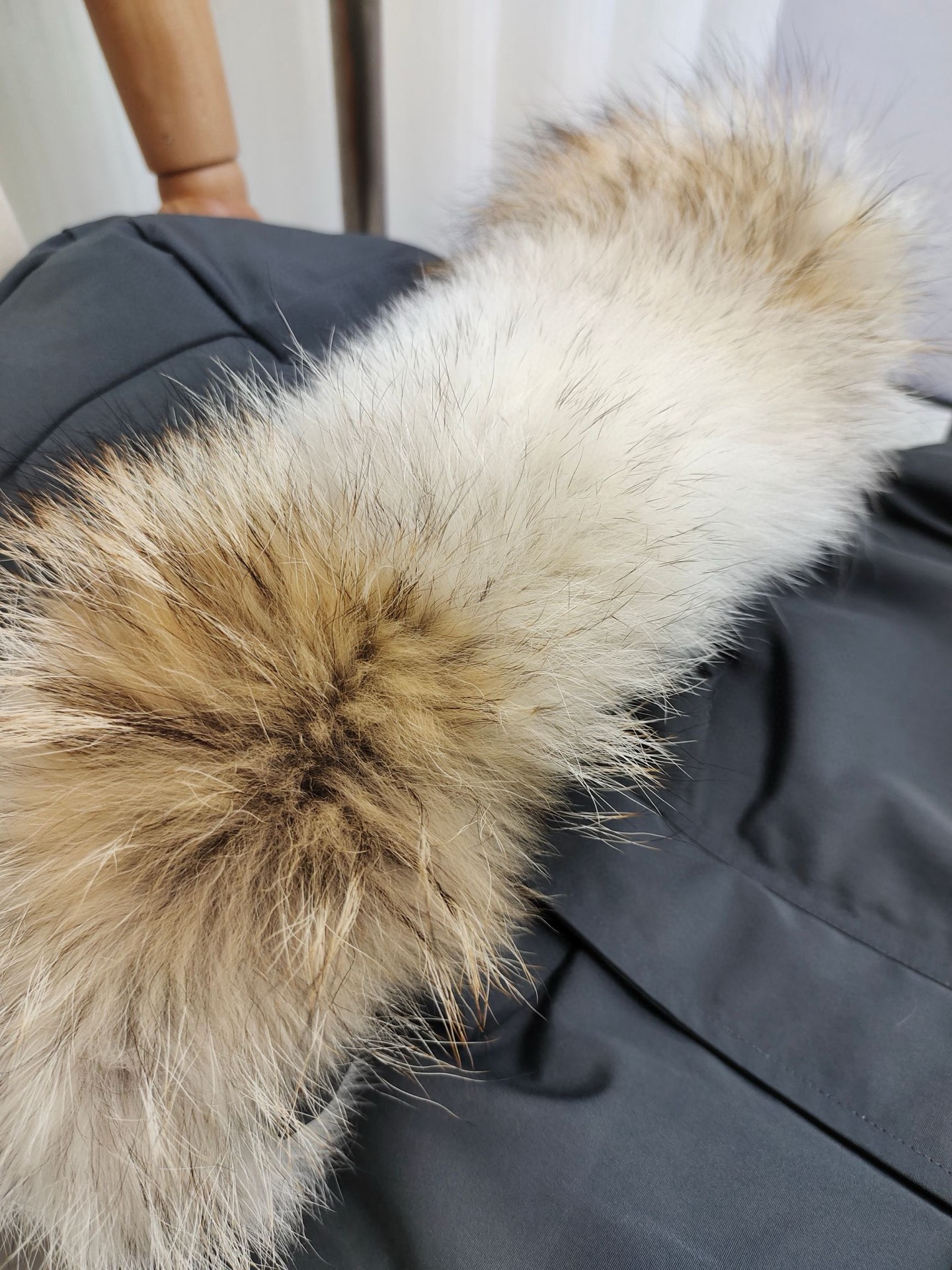 顶级版本💰P420
款号：Y60-🇨🇦CANADA GOOES 24款新款08款/情侣款
工厂直供:供应全球代购.微商.实体.天猫.高端档口以及工作室合作，可免费代发！
加拿大鹅Expedition远征派克大衣08款男女同款，中长款，永恒中最经典款，南北极科考队等都选择加拿大鹅作为御寒装备，羽绒服界的劳斯莱斯。
➖ 行业领先防伪芯片感应。
➖ 进口百灵达绣花机定制绣花标，最高级别超行业领先。
➖ 进口韩国21支涤棉混纺原厂面料，TC85防水涂层面料，放水防风且耐磨。
➖ 新国标80白鸭绒平均充绒520克.充绒量行业级领先。
➖ 100%尼龙nylon里布双重双层封禁设计，防止跑绒，袖口无缝螺纹设计！
➖ 加拿大西部青狼毛领。
➖ 吉田YKK客供原厂定制电镀拉头，YKK双向可锁定拉链，紧实顺滑不掉漆。
➖ 3M复合魔术贴经久耐用，辅料五金全部拆版定做。
注:我们文案只有简单明了，与其想看吹嘘文案不如拿样对比了解。
只为最纯粹的大鹅，最专注·最专业·最高品质·最高性价比！
颜色：白色 红色 蓝色 灰色 迷彩 藏青 黑色 灰色黑标 粉色
SIZE:XS-XXL