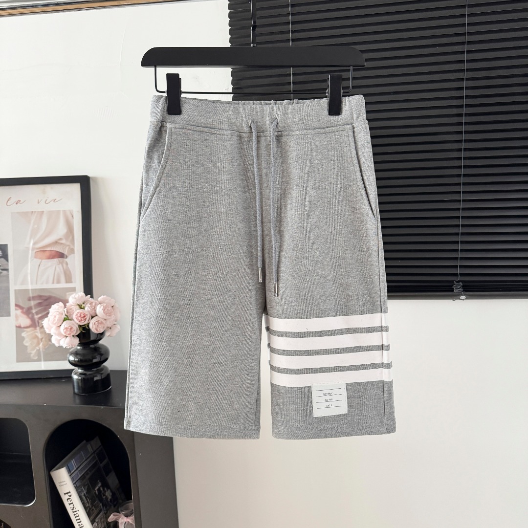 Modelo: H01 P100 TB Pantalones cortos de algodón con logo de 4 rayas clásico en tres colores, estilo deportivo, 1:1 con…