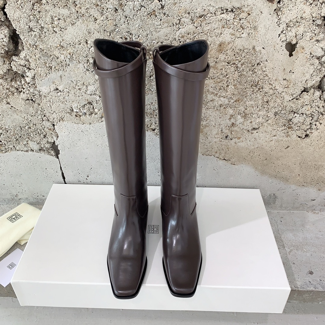 NO:437259,Totem* Beautiful square-toed rider boots The most fashionable long boots for autumn and winter, must have long legs for girls. The Riding Boot is called this year's winning battle boots. Square toe, cool and trendy, must get the beauty of the square toe without any leg shape. Super long legs, versatile and casual original custom cowhide fabric, cowhide inner, imported Italian leather sole, size 35-39# (40# can be customized without return) long boots, boots, boots, cowhide, Leather soles19860909Totem* 绝美方头骑士靴 秋冬zui时髦的长靴长腿妹子必备The Riding Boot 这双称为今年绝杀战靴 方形鞋头,又酷又潮一定要Get到方头的美不挑任何腿型 超显腿长,百搭又休闲原版订制牛皮面料,牛皮内里,意大利进口真皮大底,码数35-39#（40#可订做不退换） 长靴,靴子,boots,cowhide,Leather soles,Women's Shoes