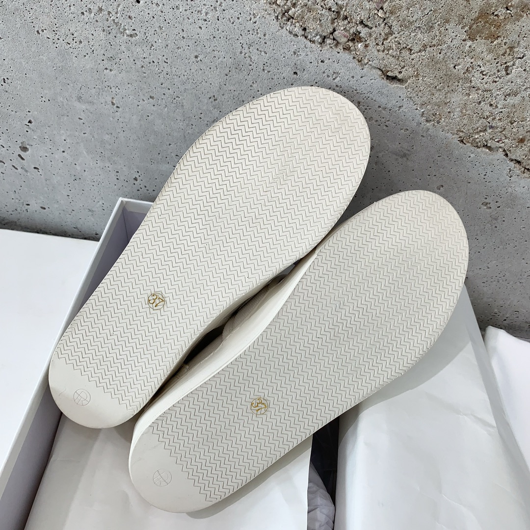 2023 New Sneakers by The Row: Simple Design, Tailor-Made Jeans, Sheepskin Lining - 图片 8