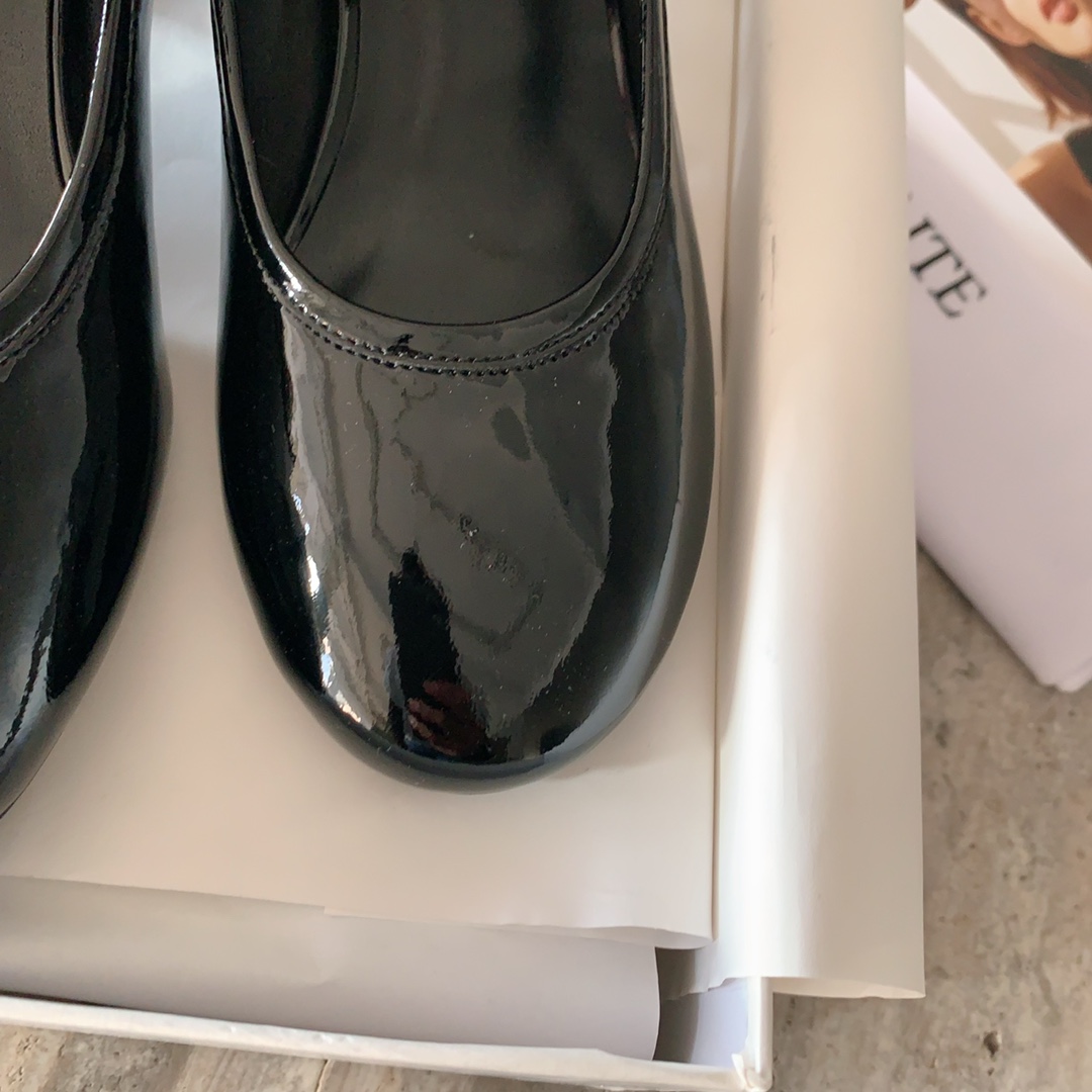High-Quality Khaite Mary Queen’s Shoes: Simple, Comfortable, and Stylish - 图片 7