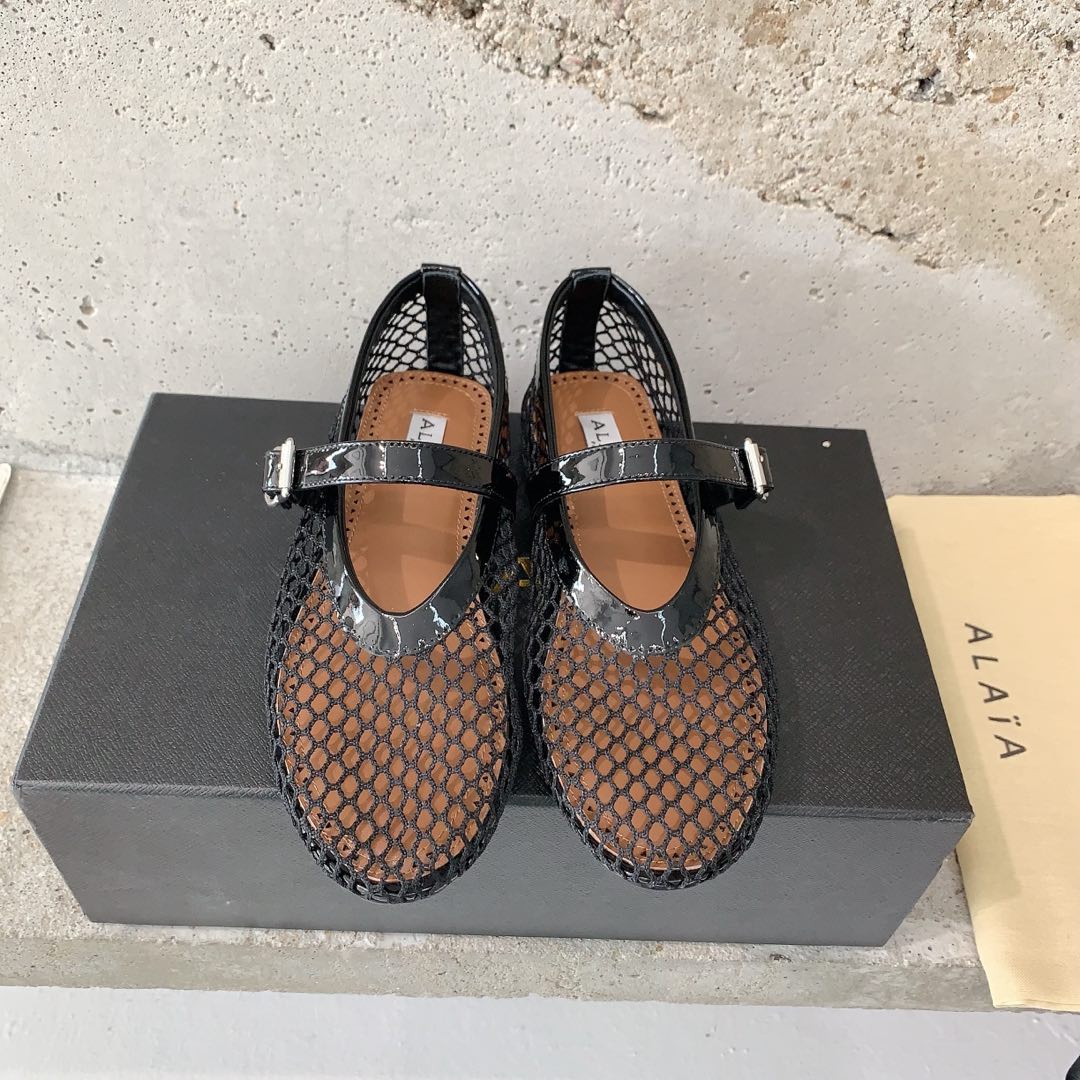 NO:232800,Alaia catwalk flat ballet shoes Zhang Xiaohui is the same sweet and cool ballet style. A popular ballet shoes, romantic, charming, comfortable and versatile original custom cowhide fishing net fabric, sheepskin inner lining, private mold rubber non-slip sole, size 35-39# (40# customized without return or exchange), ballet shoes, alaia, cowhide, sheepskin19860909Alaia 走秀款平底芭蕾舞鞋章小蕙同款甜酷芭蕾风,人气超高的一款芭蕾舞鞋,浪漫又迷人舒适百搭原版订制牛皮渔网面料,羊皮内里,私模橡胶防滑大底,码数35-39#（40#订做不退换）,芭蕾舞鞋,alaia,cowhide,sheepskin,Women's Shoes